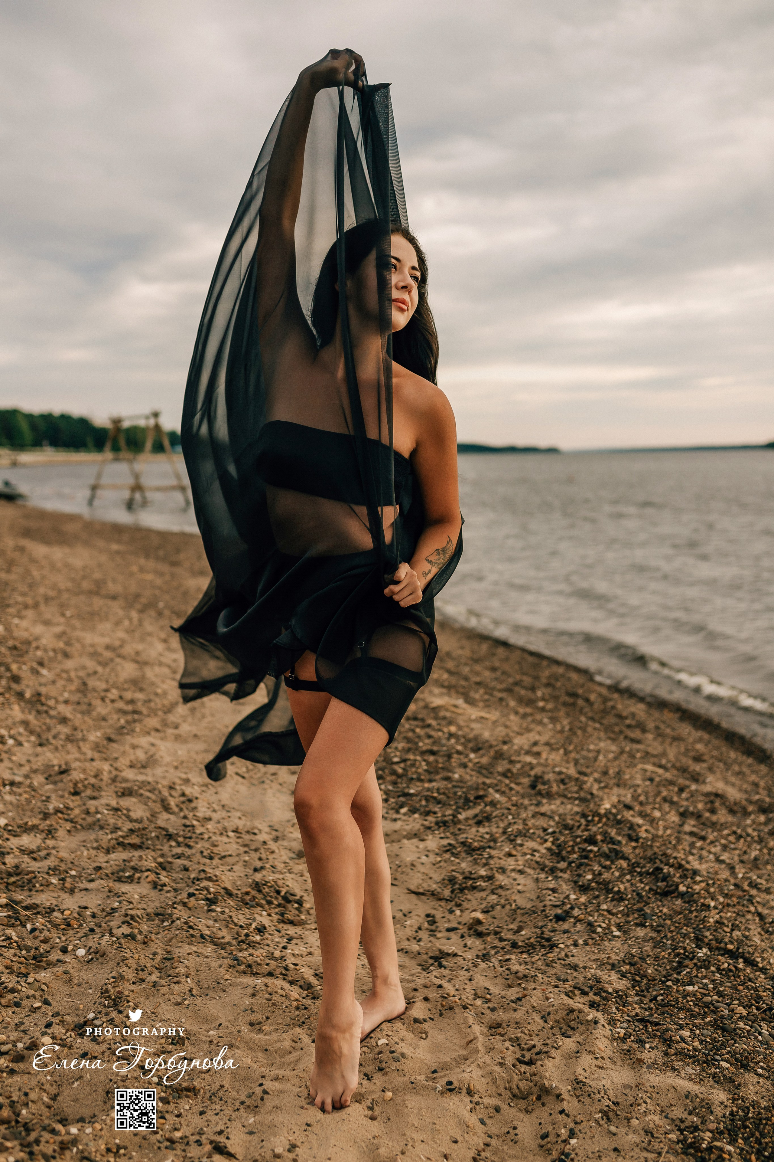 Черная серия с тканью. Набережная. Александра и Таисия. Июль 2025 г. Фотограф Пермь. Свадьбы. Семья и дети, школа, д. сад. Фотокниги