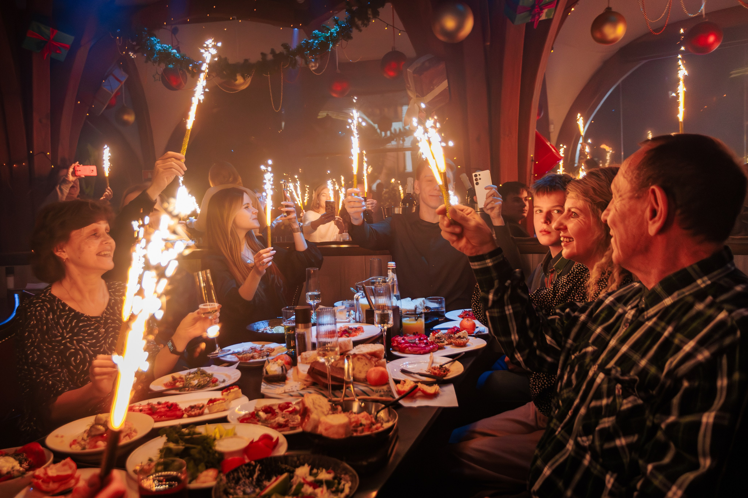 Новогодняя шоу-программа «MAGIC TIME» в PTIZZA BAR_Ялта_31.12.2025. Аминов Руслан | Фотограф