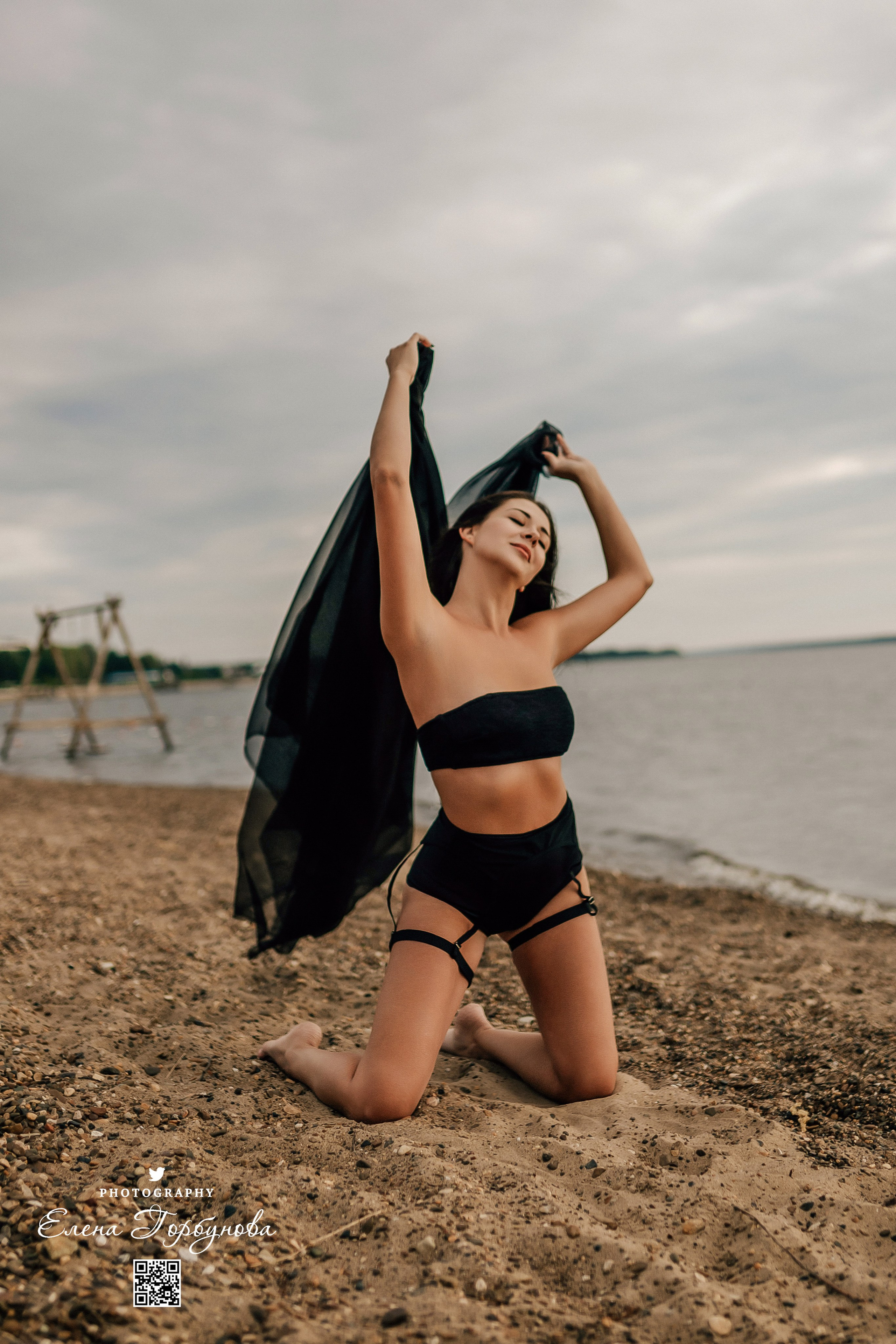 Черная серия с тканью. Набережная. Александра и Таисия. Июль 2025 г. Фотограф Пермь. Свадьбы. Семья и дети, школа, д. сад. Фотокниги