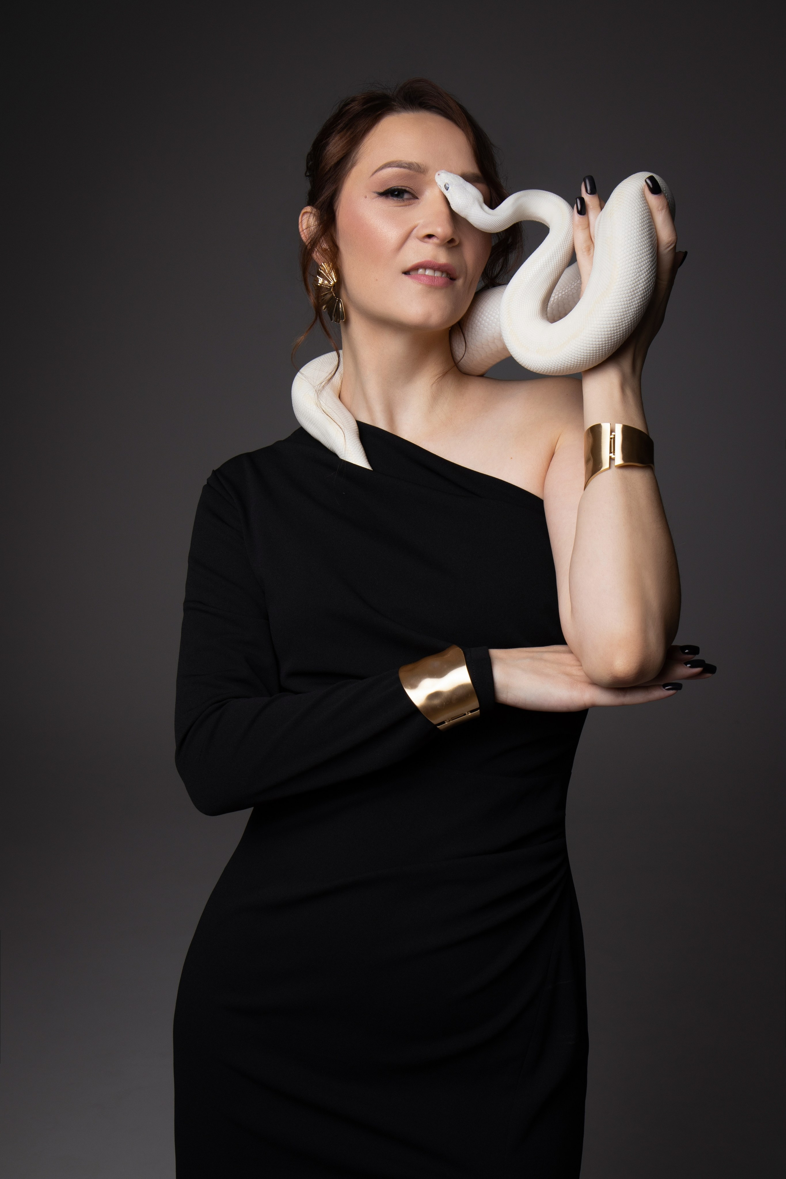 Фотосессия Ольги со змеей. Фотосессия со змеей в Москве! Образ в черном. Все включено. Готовые образы. Помощь визажиста и стилиста. Фотосессия в стиле минимализм. Фотосессии в студиях Москвы с циклорамой. 