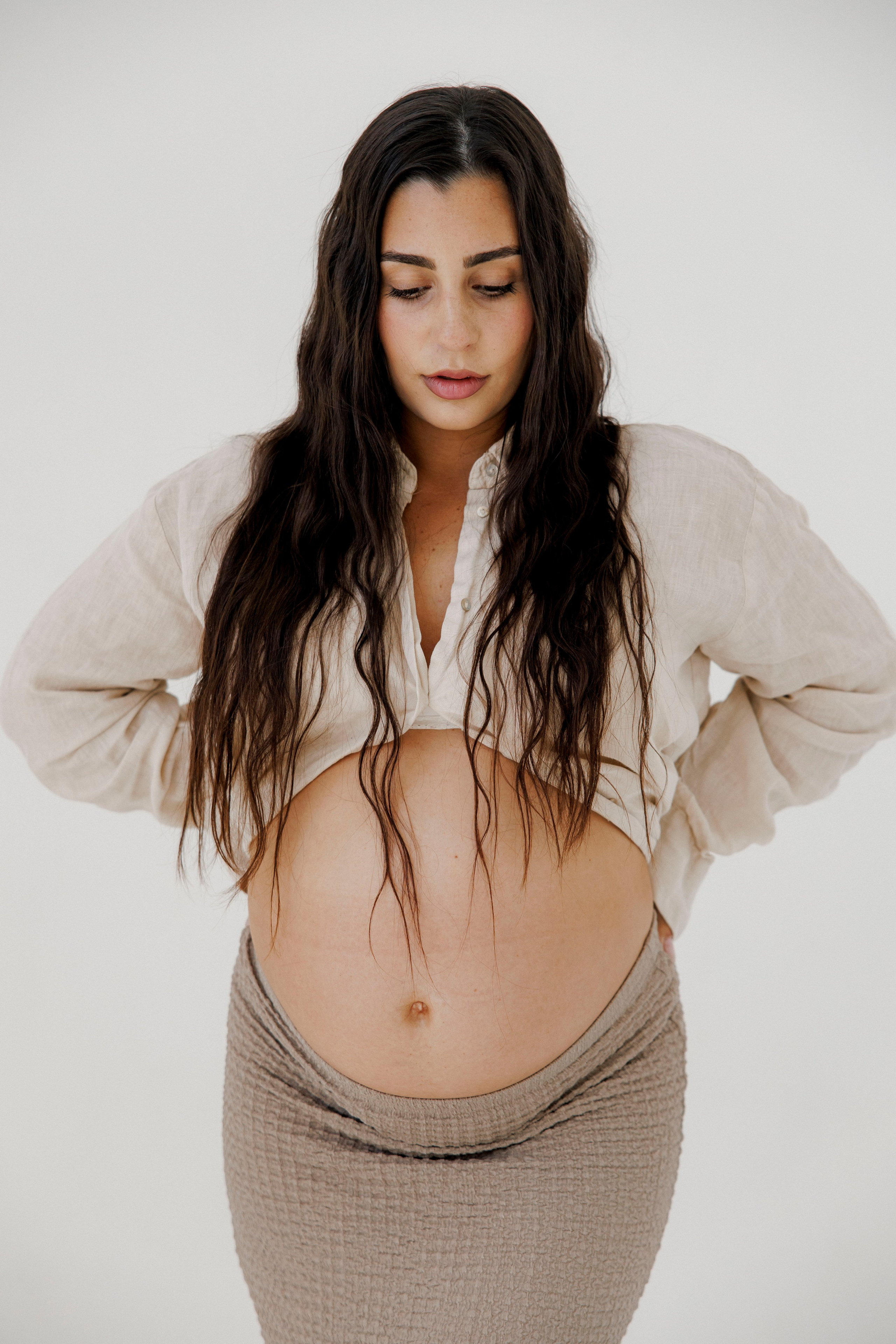 Pregnancy photoshoot inside the Grey Studio. Главная