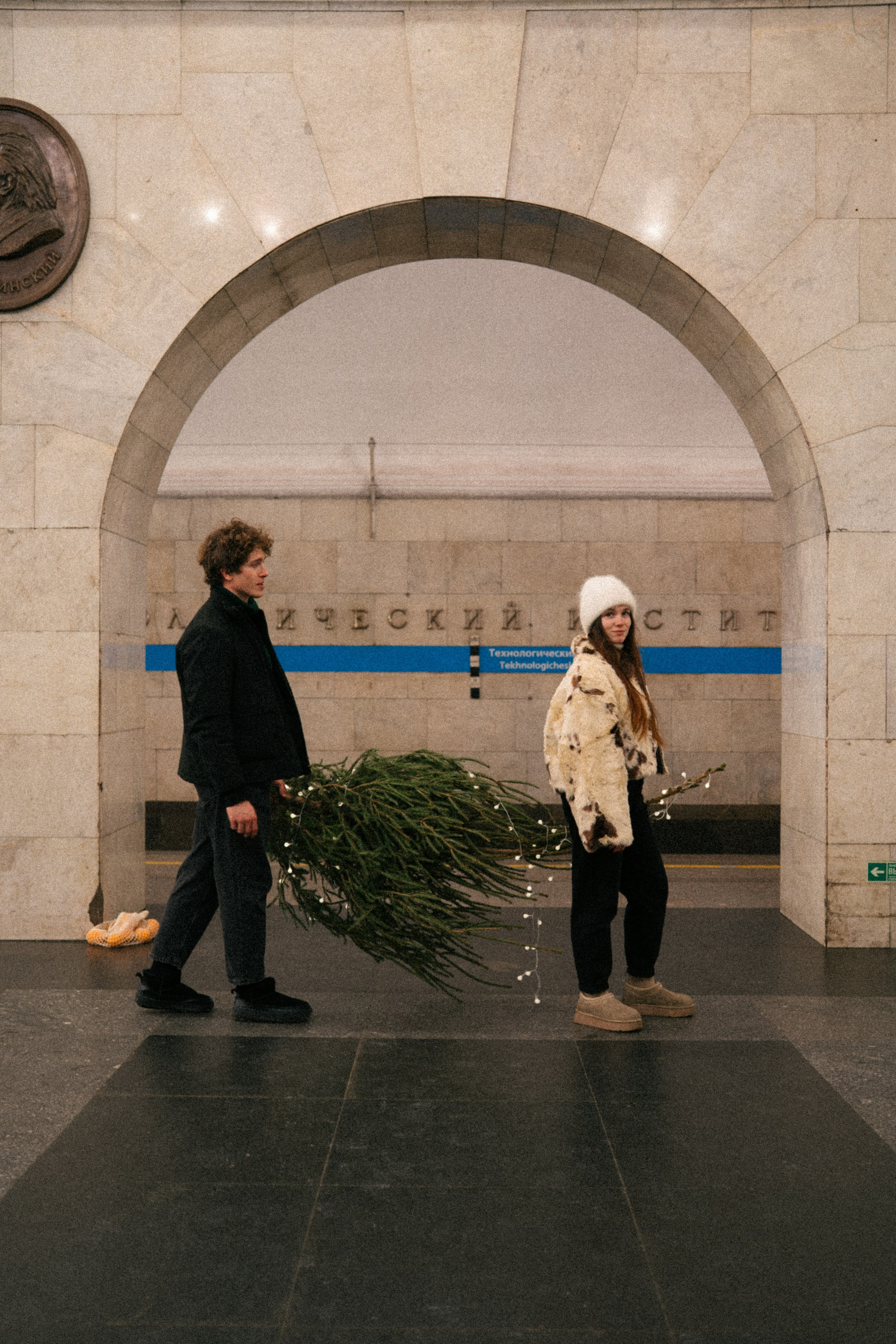 НОВОГОДНЯЯ ПРОГУЛКА ПАРЫ ПО ЧЕРНЫШЕВСКОЙ ПЕРЕД НОВЫМ ГОДОМ. Профессиональный фотограф, Санкт-Петербург — Виктория Богомолова