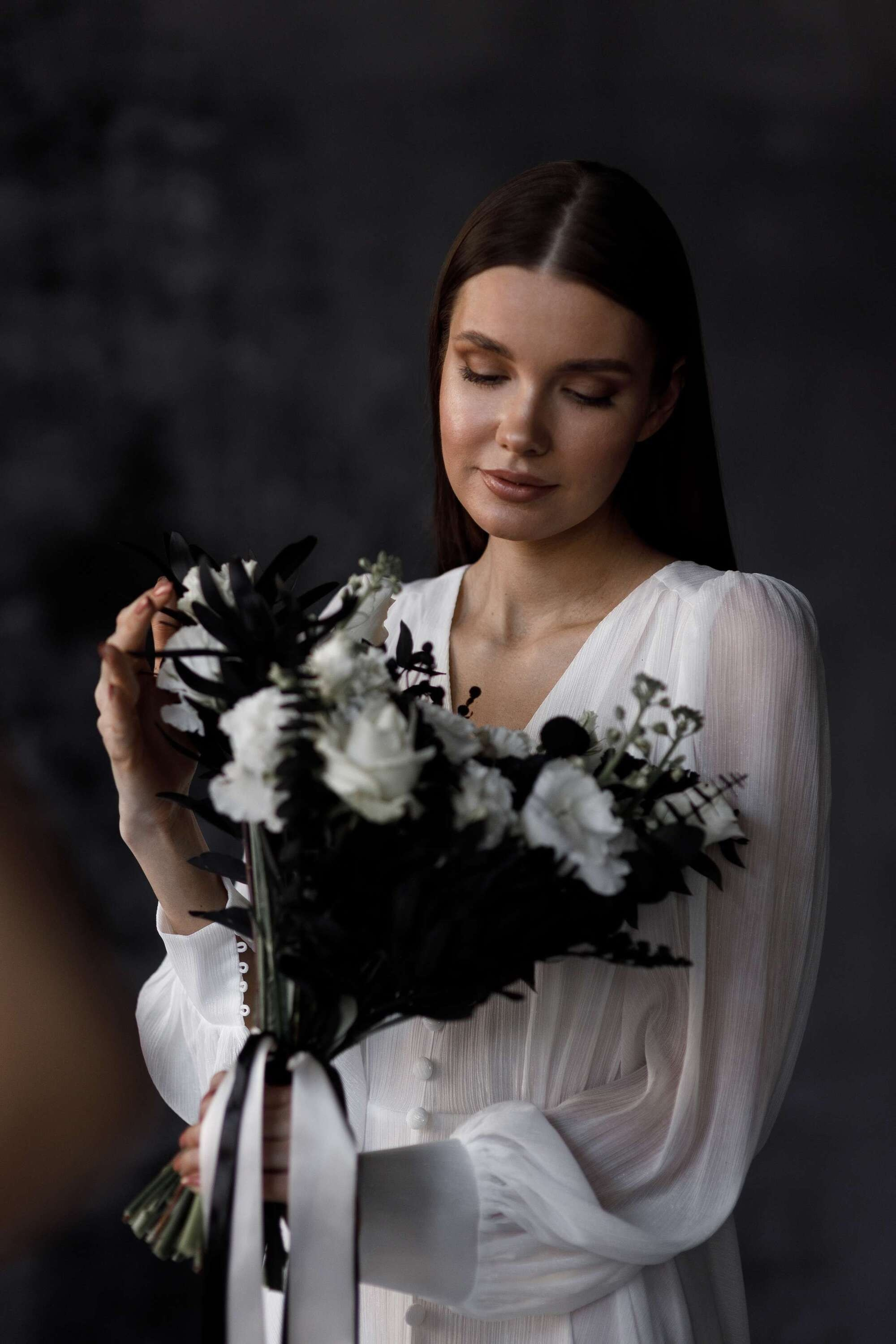Невеста в темных тонах с черным букетом