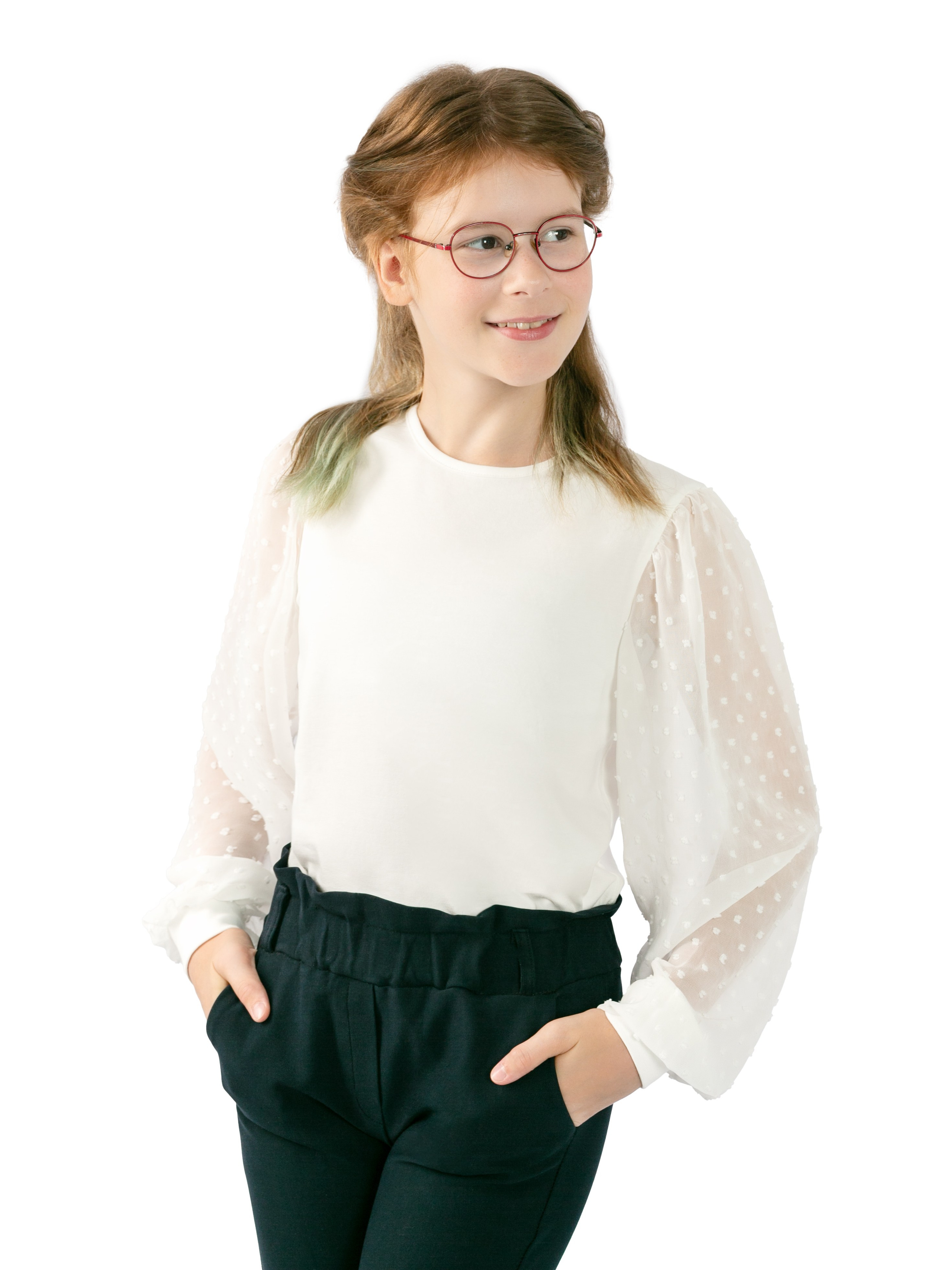 Детская одежда на белом фоне для wildberries, с моделью. Предметная, рекламная фотосъёмка в Орле. Предметный фотограф в Орле