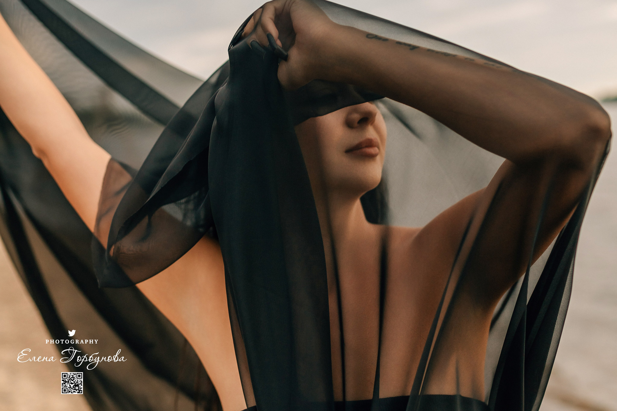 Черная серия с тканью. Набережная. Александра и Таисия. Июль 2025 г. Фотограф Пермь. Свадьбы. Семья и дети, школа, д. сад. Фотокниги