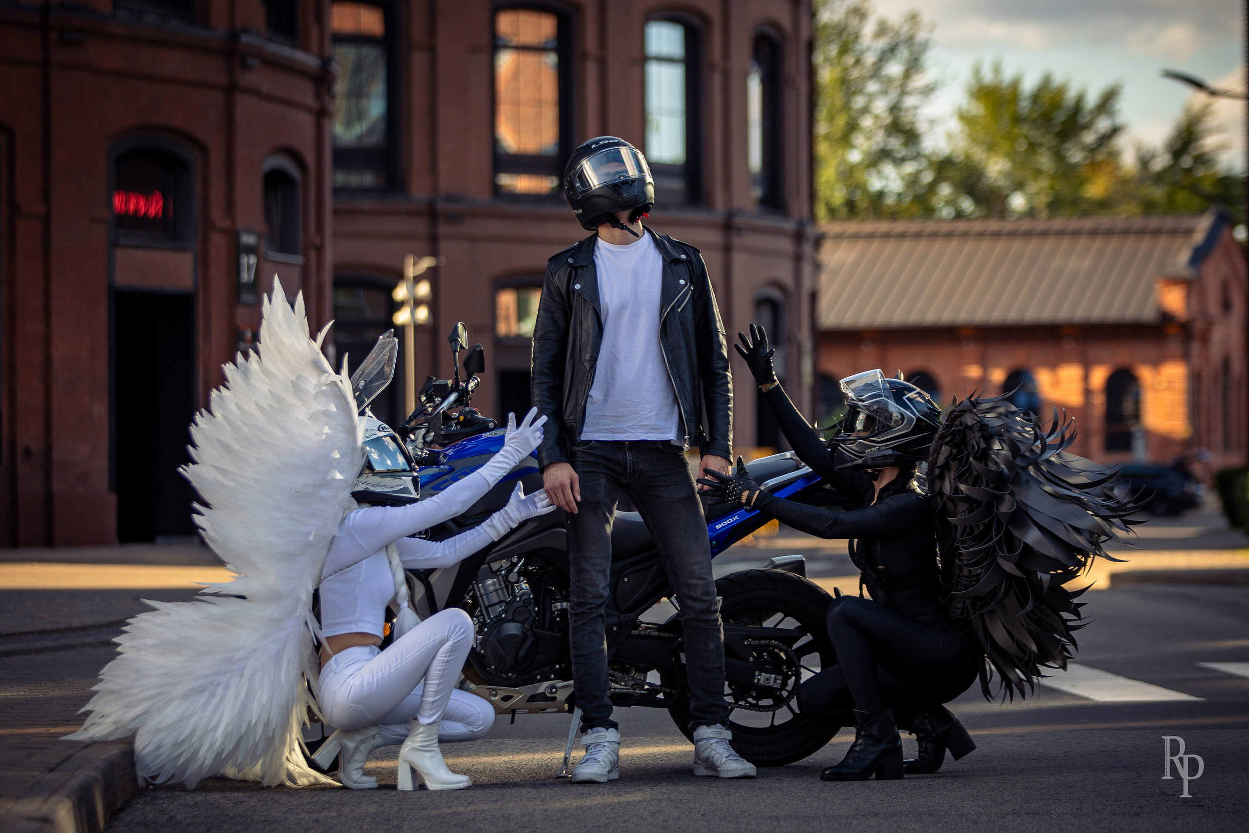 «Angel and demon». Rusty Photographer