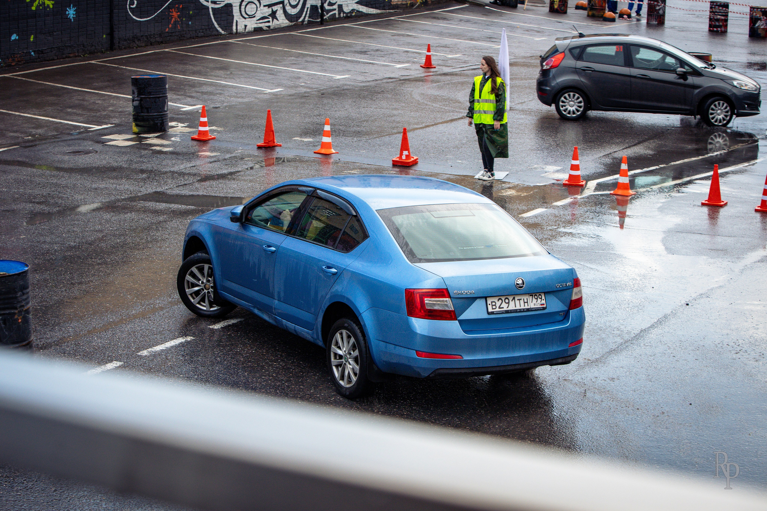 SHOWDOWN. Rusty Photographer