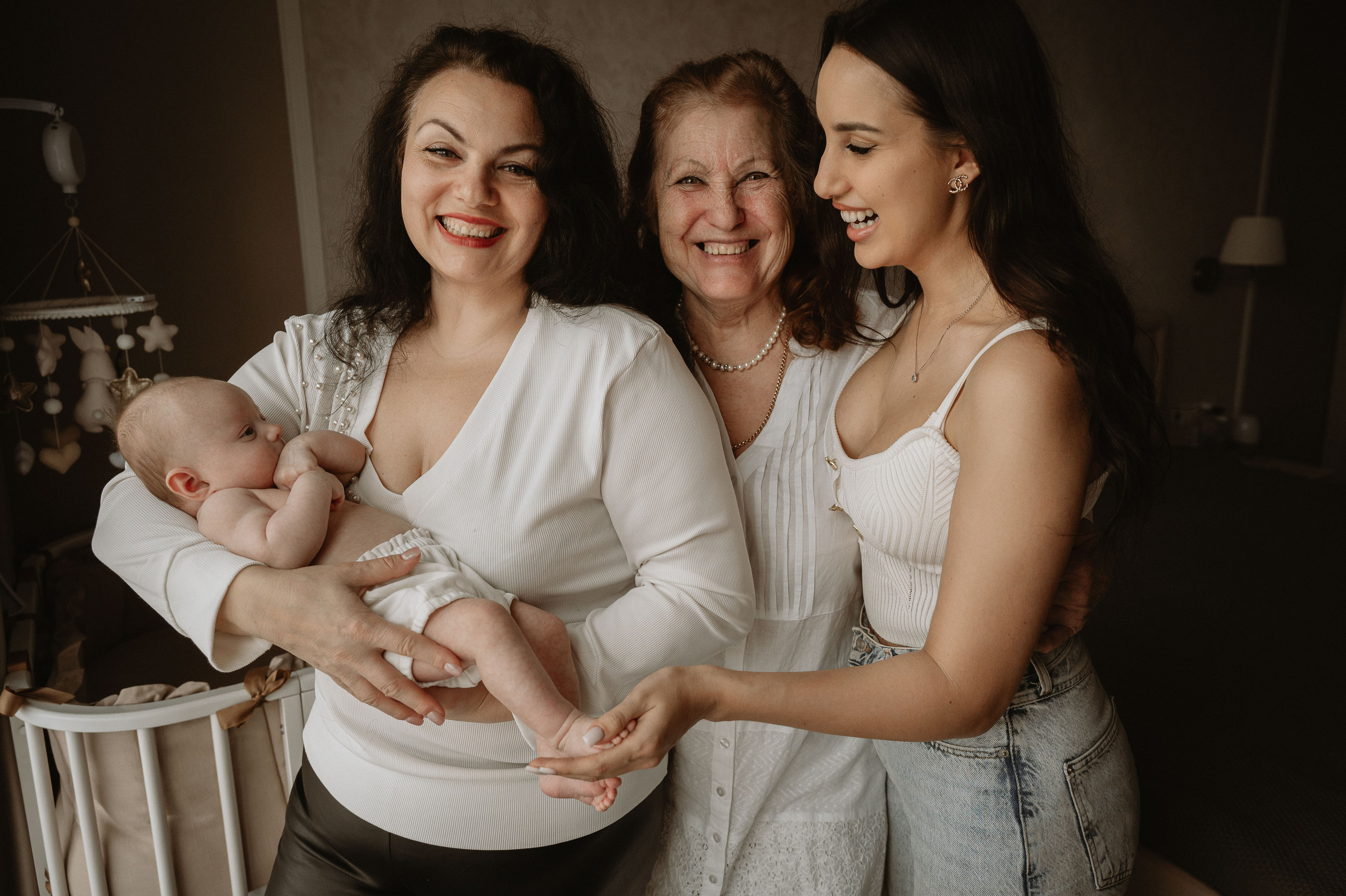 Малышка Зои с мамой и бабушками. Фотограф беременности и семьи, домашние съемки, Ньюборн