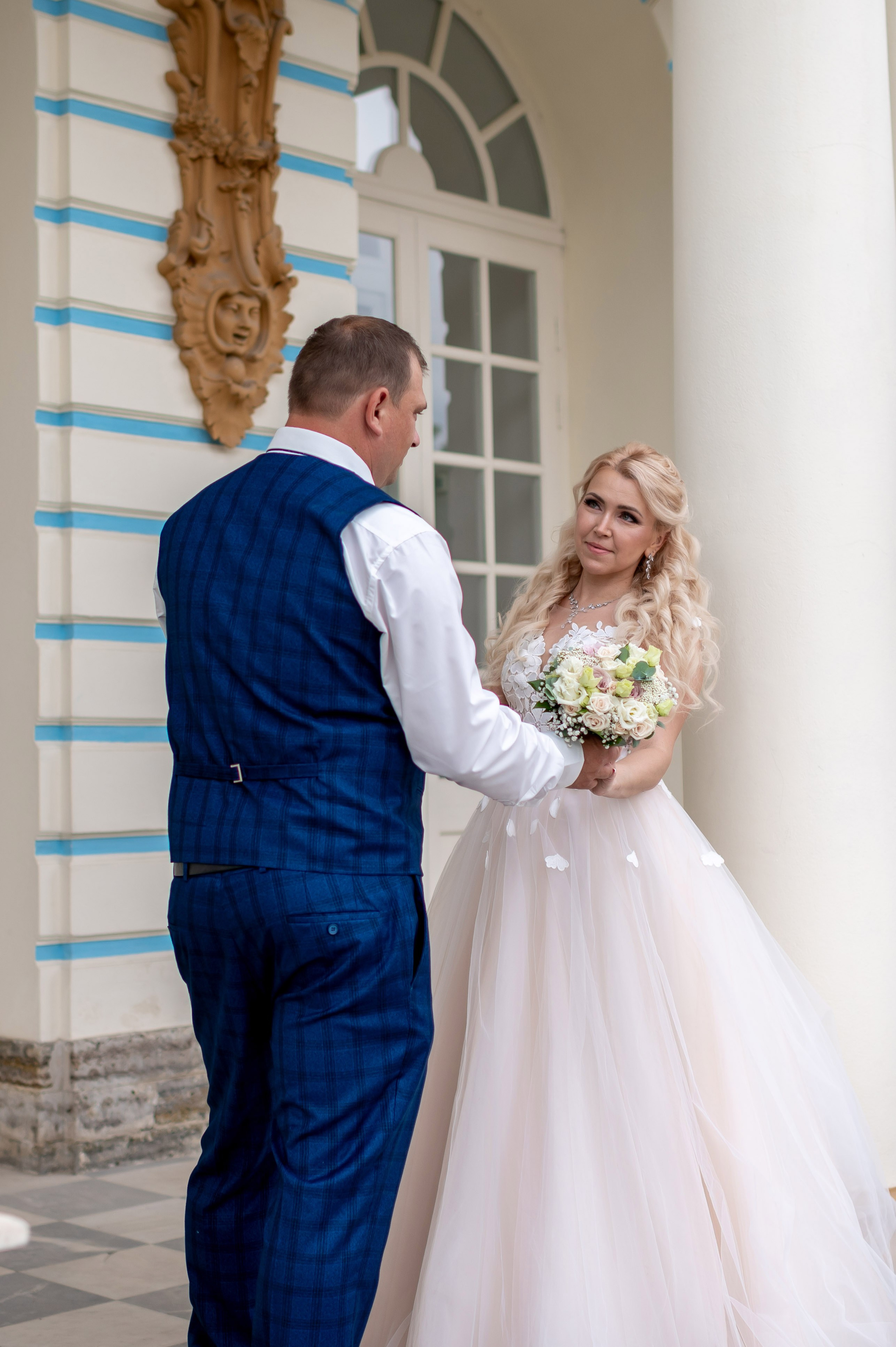 Евгения (фотосессия с малиновым chevrolet camaro, в сирени в Пушкине в Екатерининском парке). Портретный, семейный и свадебный фотограф в Санкт-Петербурге и в Пушкине Ширяев Денис