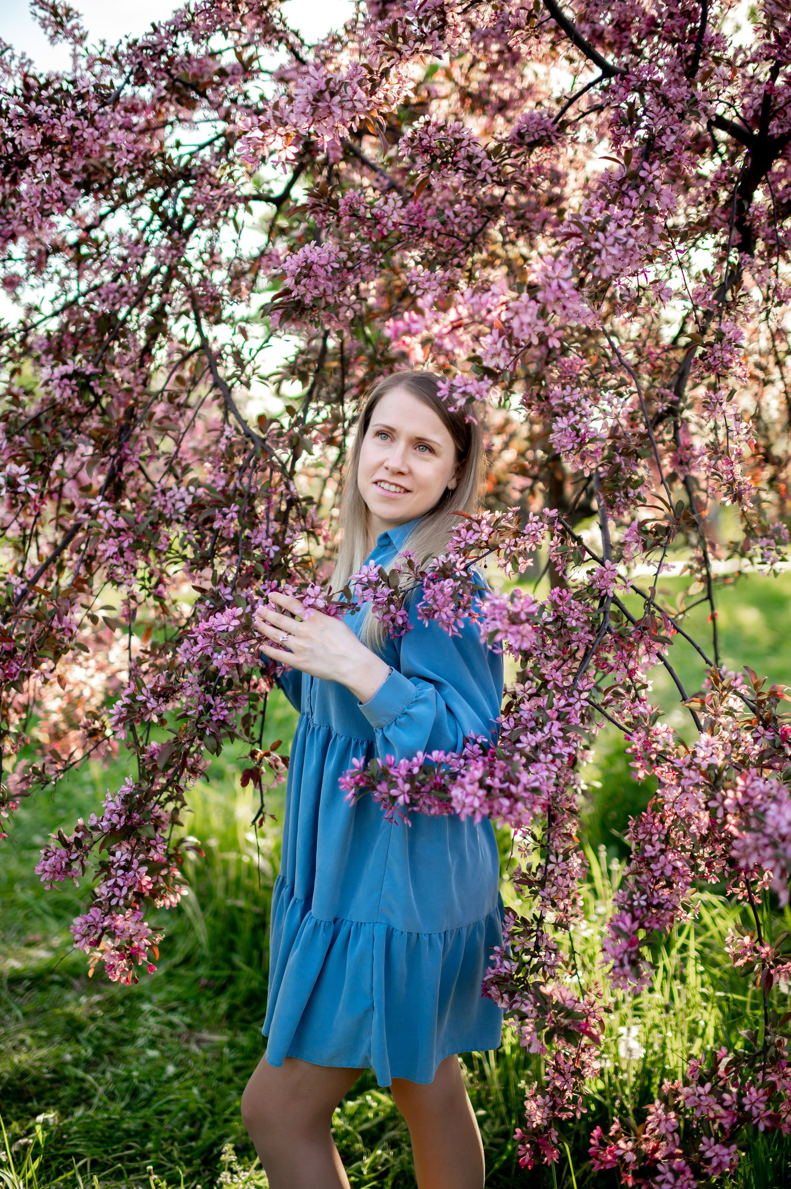 Ника и родители в розовых яблонях. Портретный, семейный и свадебный фотограф в Санкт-Петербурге и в Пушкине Ширяев Денис