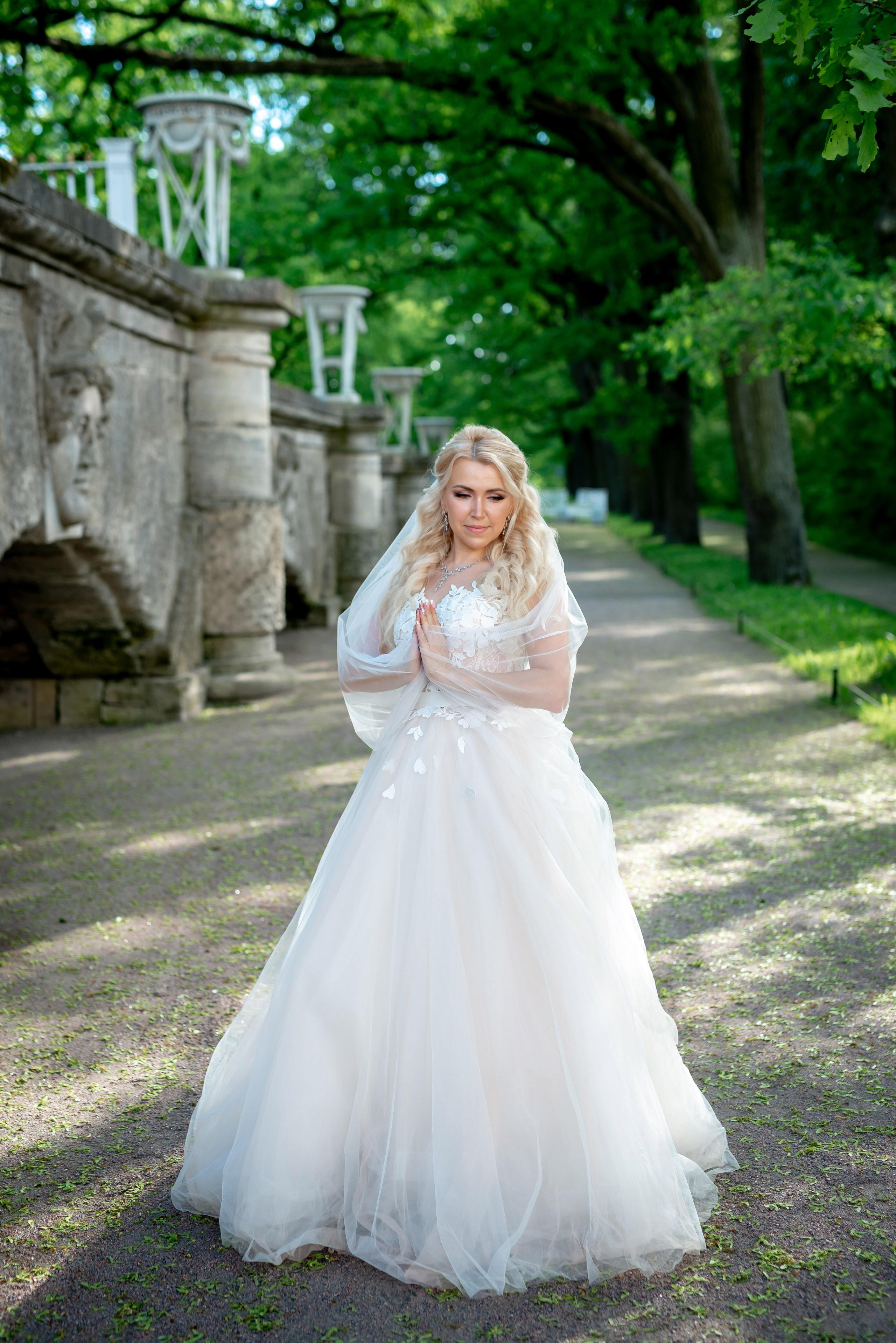 Евгения (фотосессия с малиновым chevrolet camaro, в сирени в Пушкине в Екатерининском парке). Портретный, семейный и свадебный фотограф в Санкт-Петербурге и в Пушкине Ширяев Денис