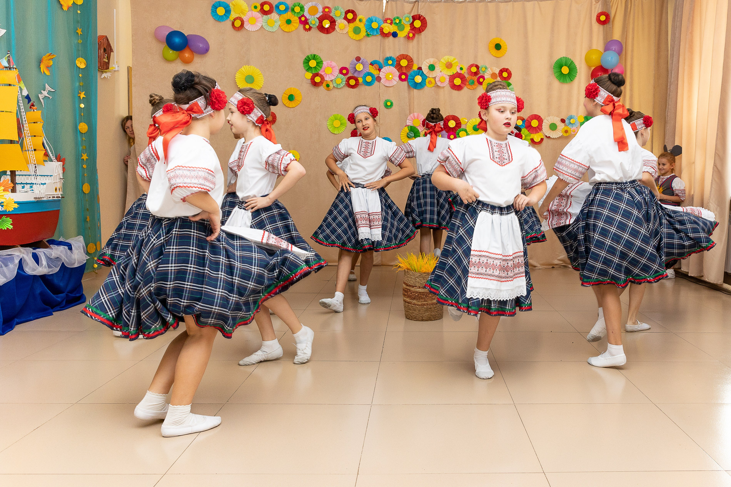 Выступление танцевального коллектива Браво. Выпускные альбомы во Владивостоке