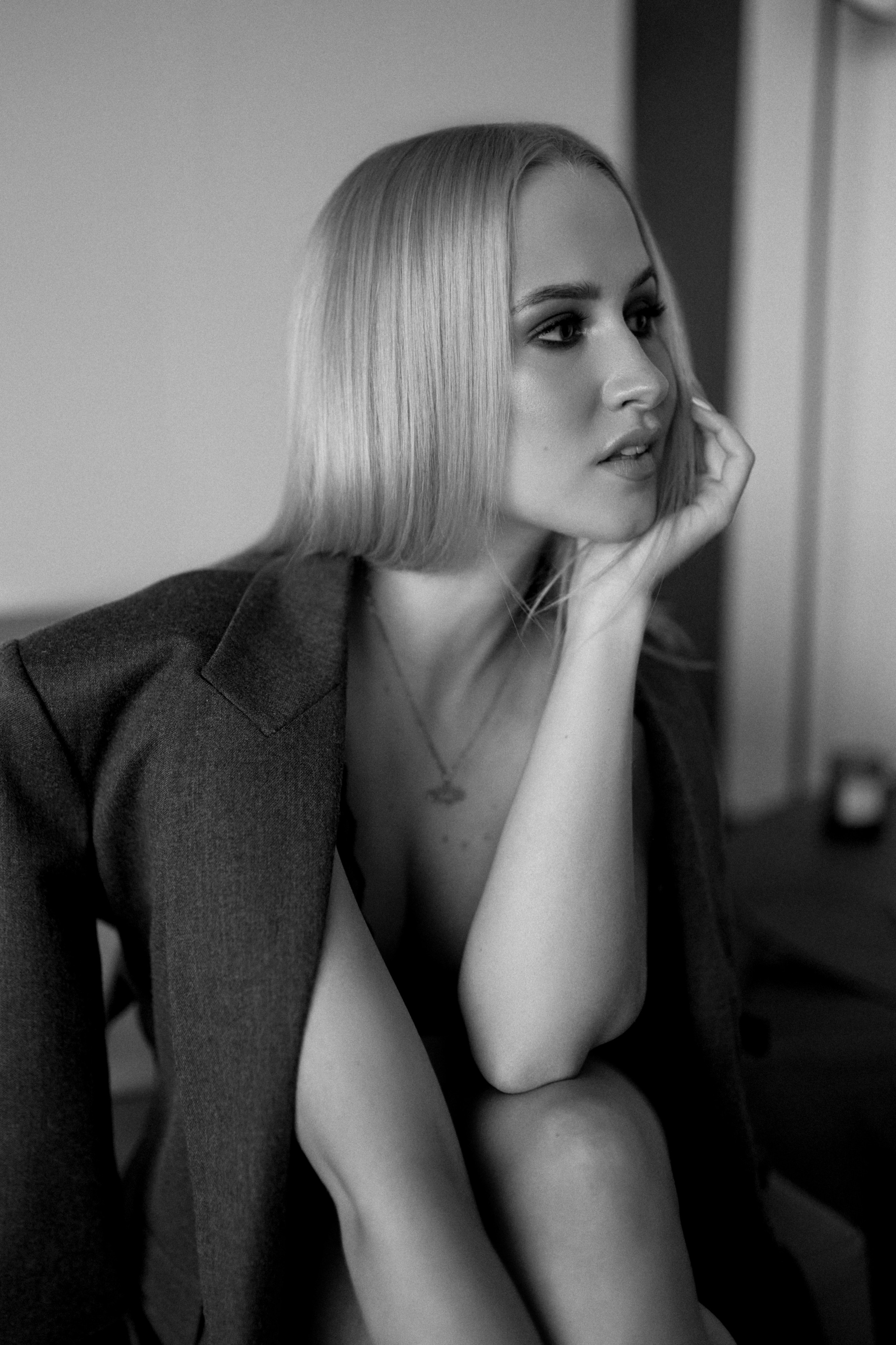 Профессиональная фотосессия в студии с красивым видом на город. Сестры Карабаза. Фотографы и ретушеры в Москве и Санкт-Петербурге