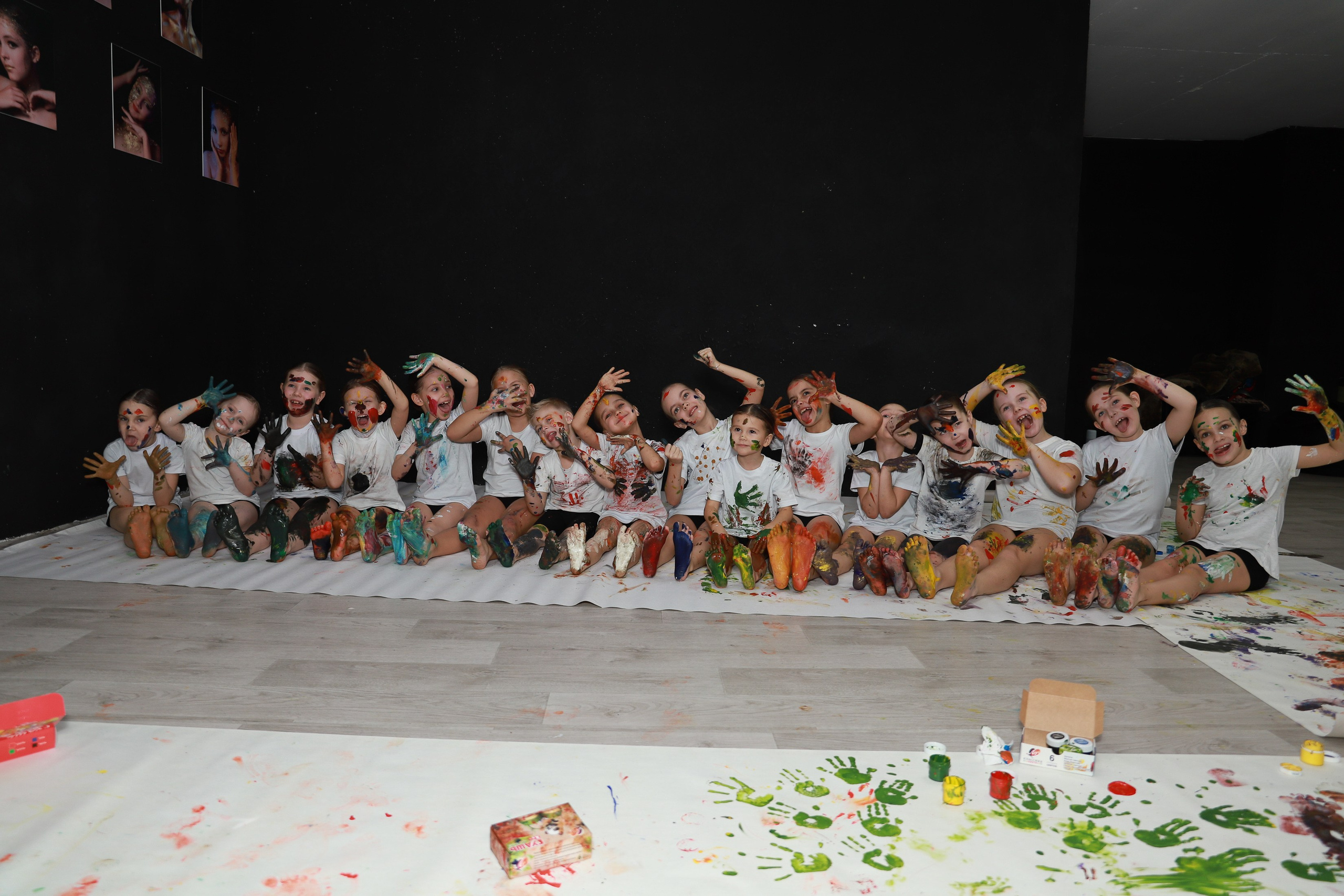 Младшие с красками. Фотограф Юлия Мальцева