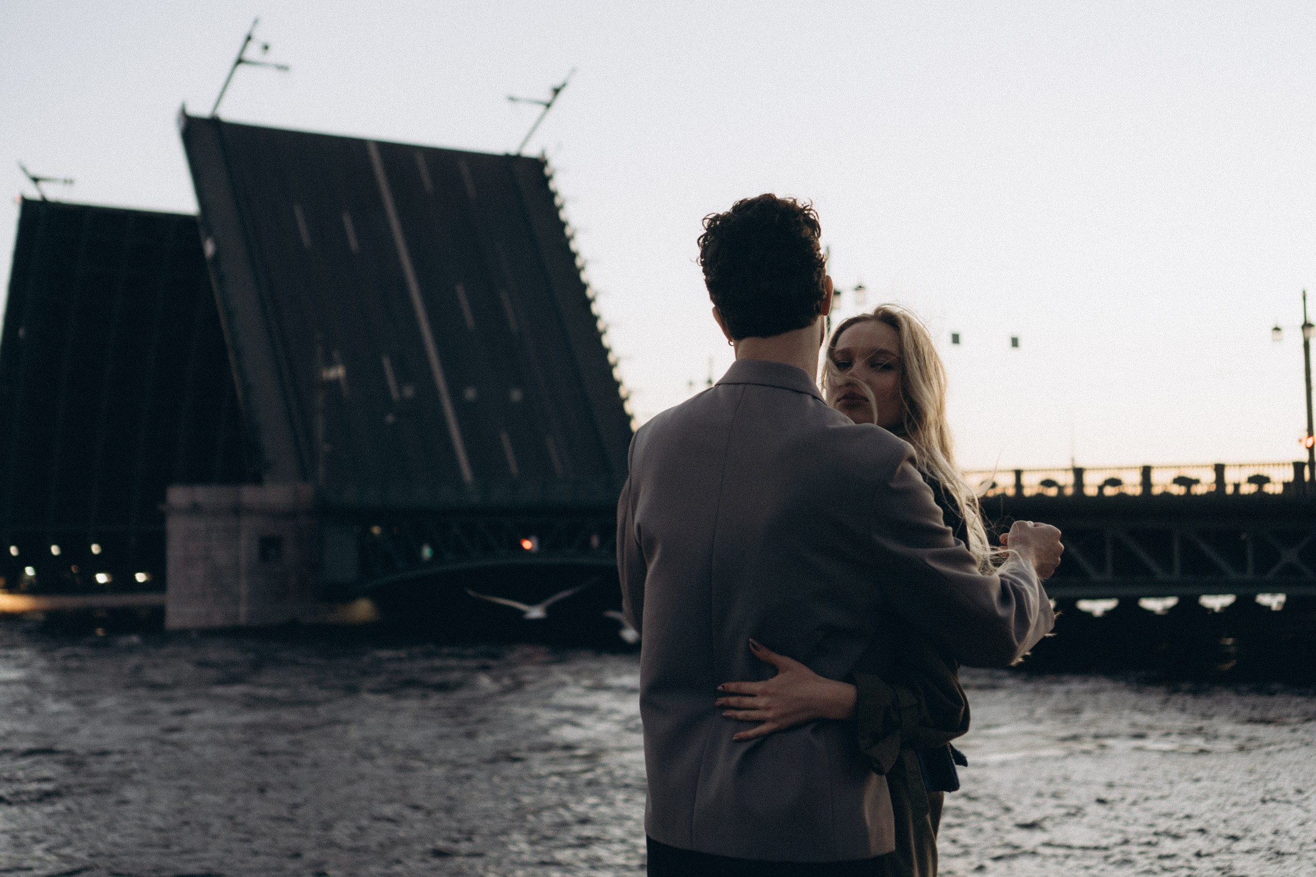 СВАДЕБНАЯ СЬЕМКА ПАРЫ НА РАССВЕТЕ В БЕЛЫЕ НОЧИ И ПРОГУЛКА С РАЗВОДНЫМИ МОСТАМИ И ПИКНИК ВОЗЛЕ ИСАКИЕВСКОГО СОБОРА. Профессиональный фотограф, Санкт-Петербург — Виктория Богомолова