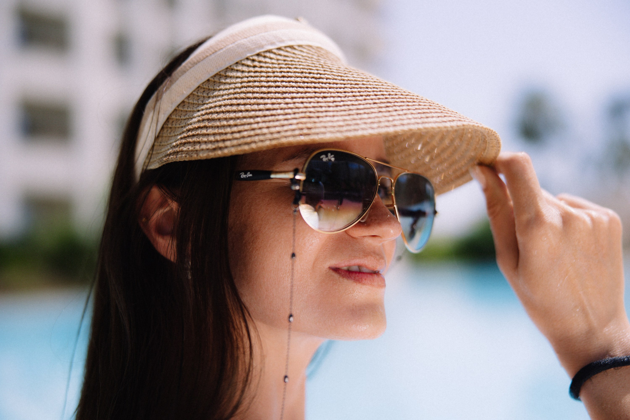 Солнечный портрет у воды — ловлю яркие моменты летнего отдыха в Сочи.