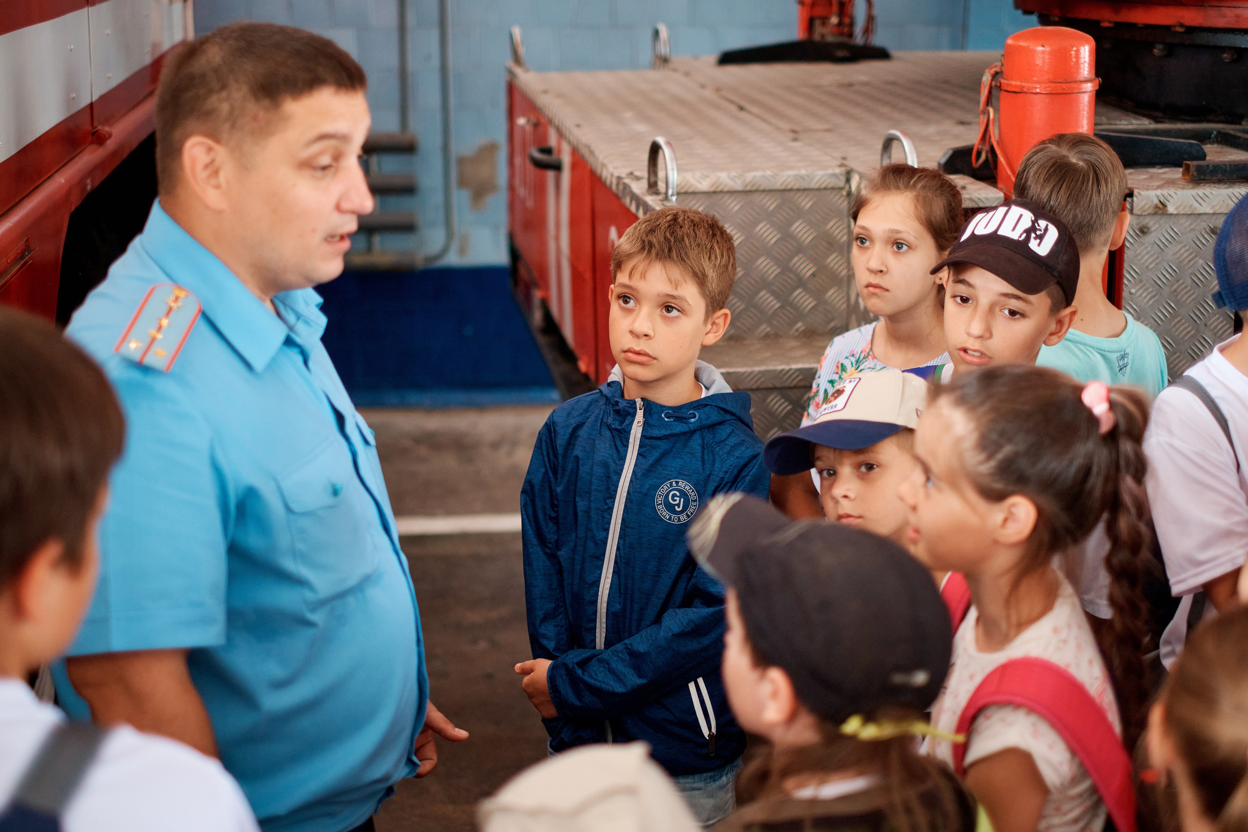 Детский лагерь ДЮНА. Поход в «Пожарно-спасательную часть № 22». Фотограф Таганрог Анна Трайжон