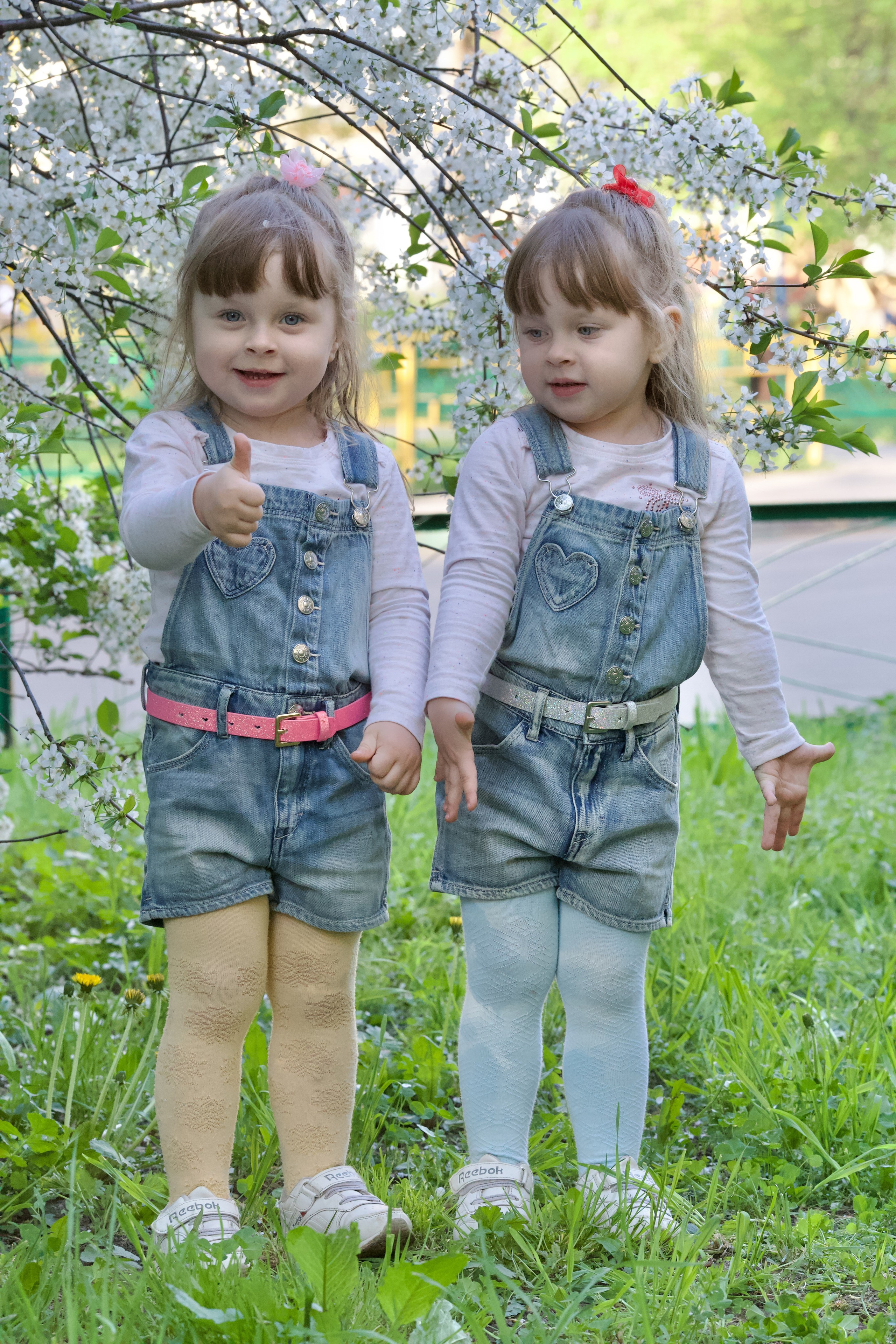 Фотосессия близняшек весной. Школьные выпускные альбомы в Москве Марина Николаева