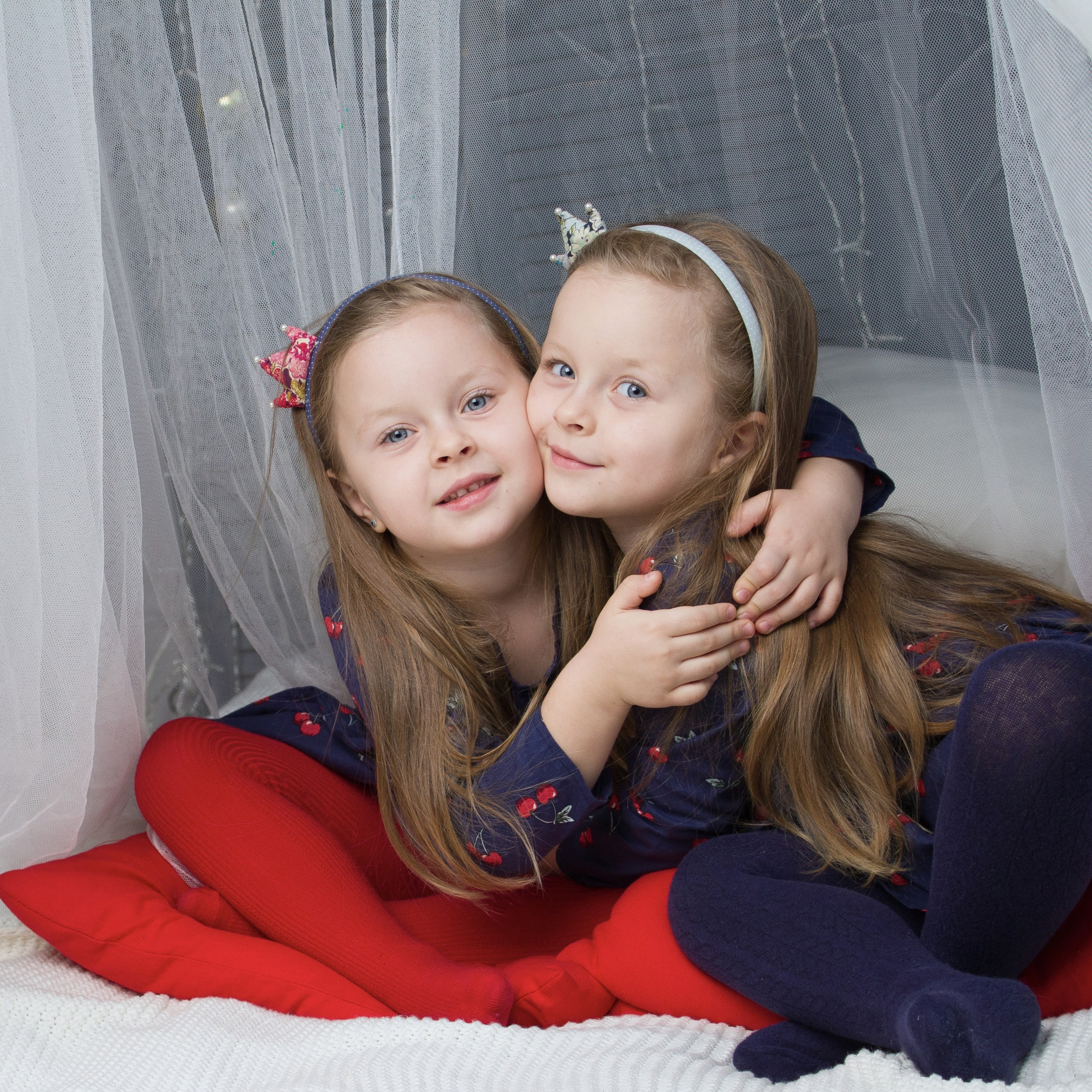 Фотосессия близняшек в студии. Школьные выпускные альбомы в Москве Марина Николаева