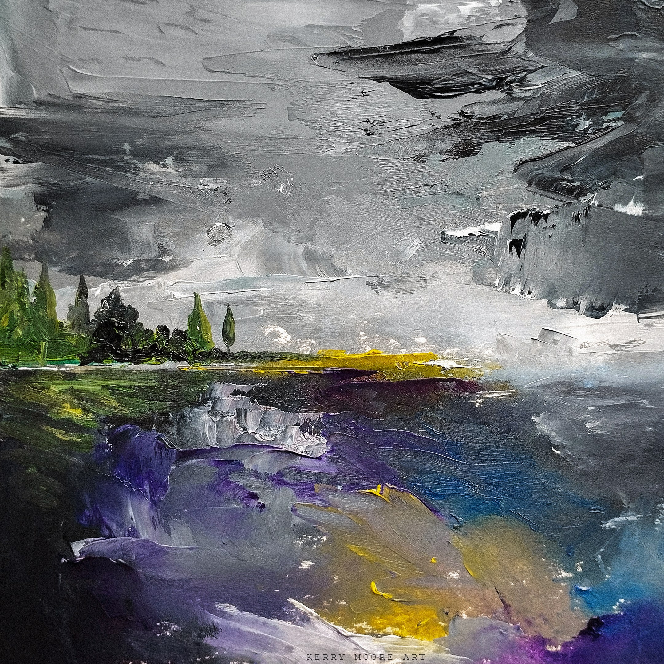 Абстрактная пейзажная картина с грозовым небом над яркой береговой линией. Наверху доминируют темные облака, а яркие фиолетовые, желтые и зеленые цвета подчеркивают землю внизу. Угрюмый и драматичный