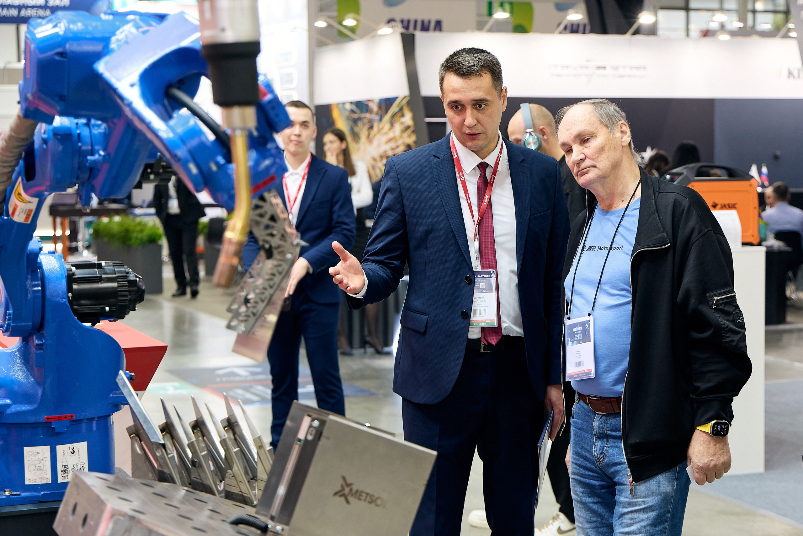 Менеджер рассказывает клиенту о продукции на выставке 