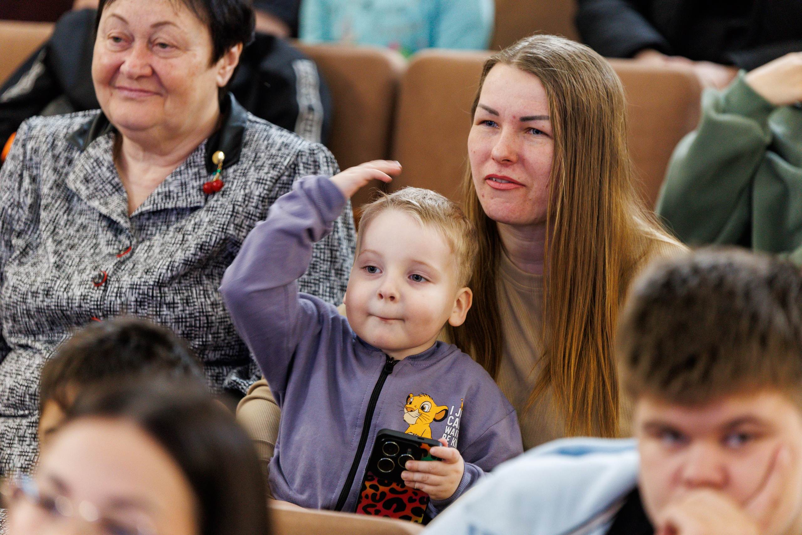 Школьный КВН в Томари. Свадебный, семейный и репортажный фотограф в Южно-Сахалинске Артур Петросян