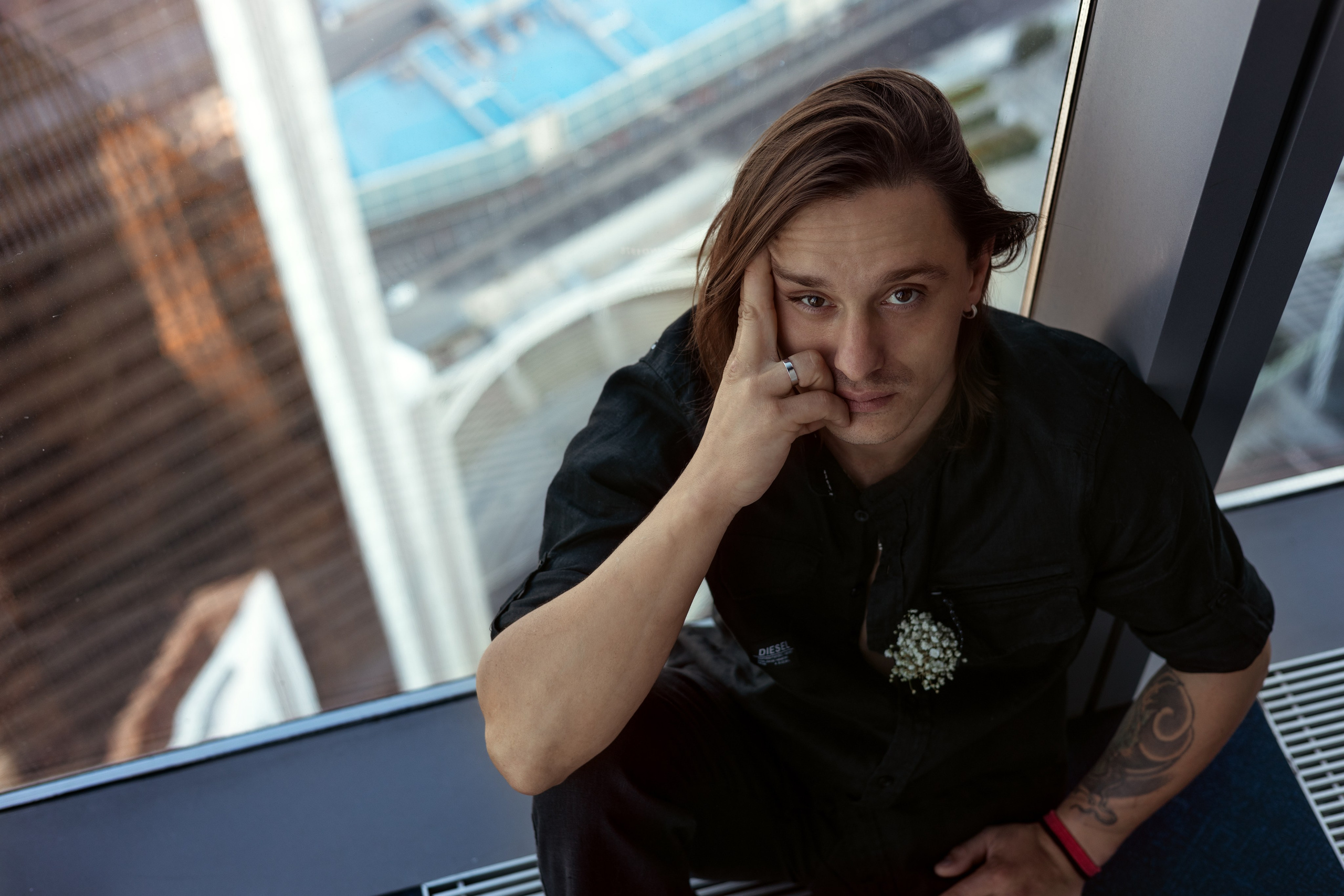 фотосессия мужчина сидит на полу съемка сверху а он смотрит вверх