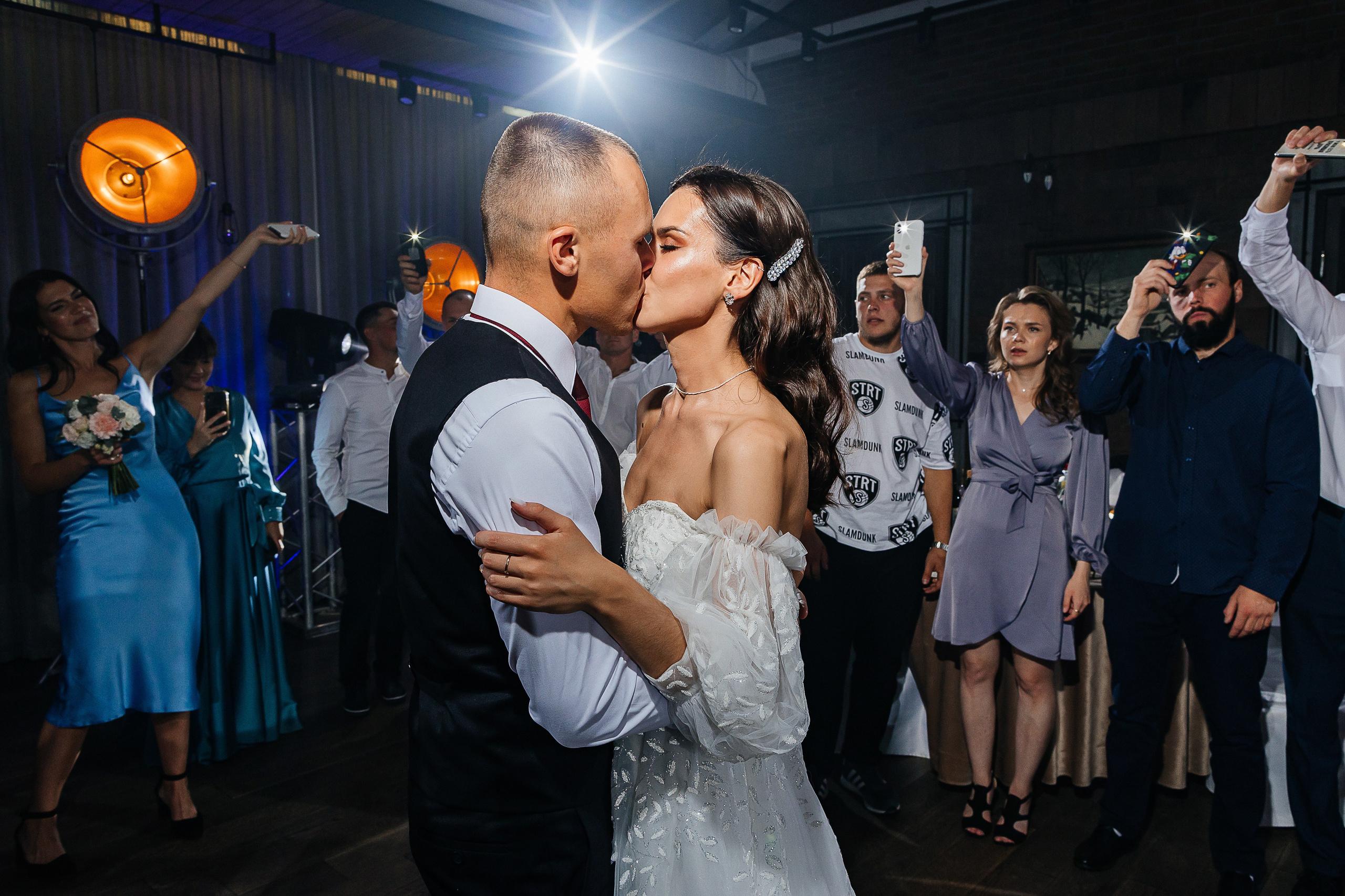 Волшебное утро невесты в номере отеля. Олег Сверчков | Свадебный фотограф Вологда