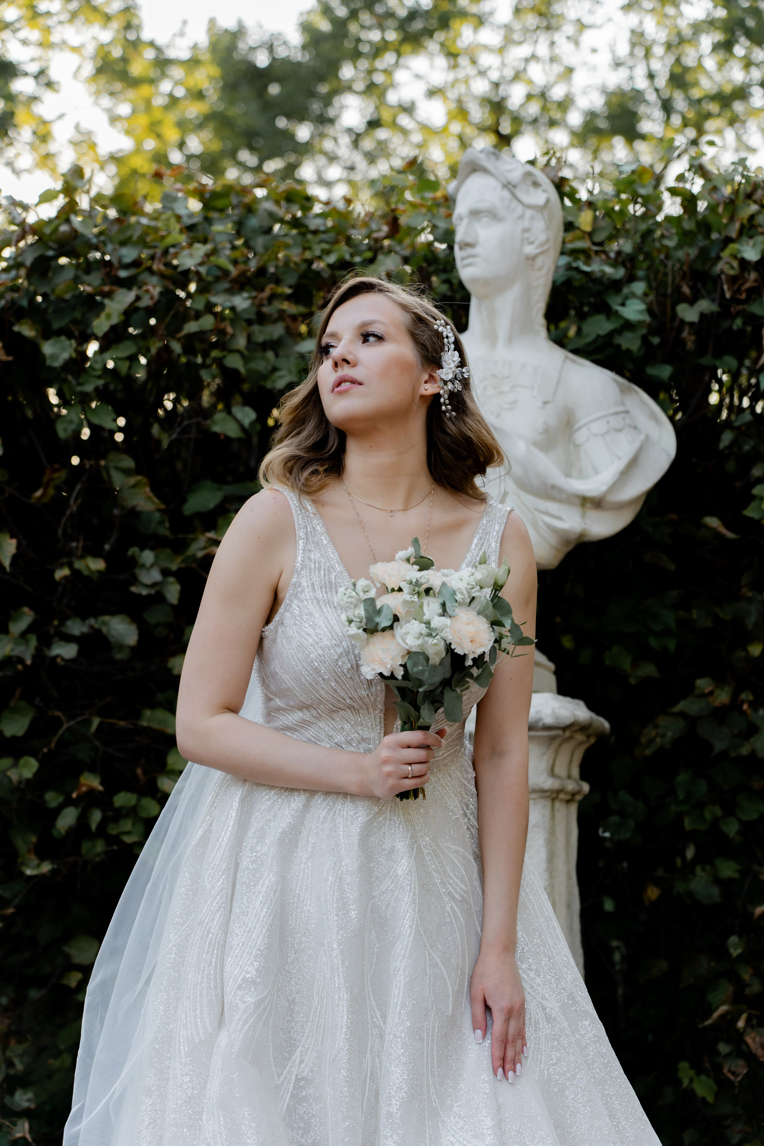 Невеста со скульптурами. Свадебная фотосессия Москва. Фотограф Москва