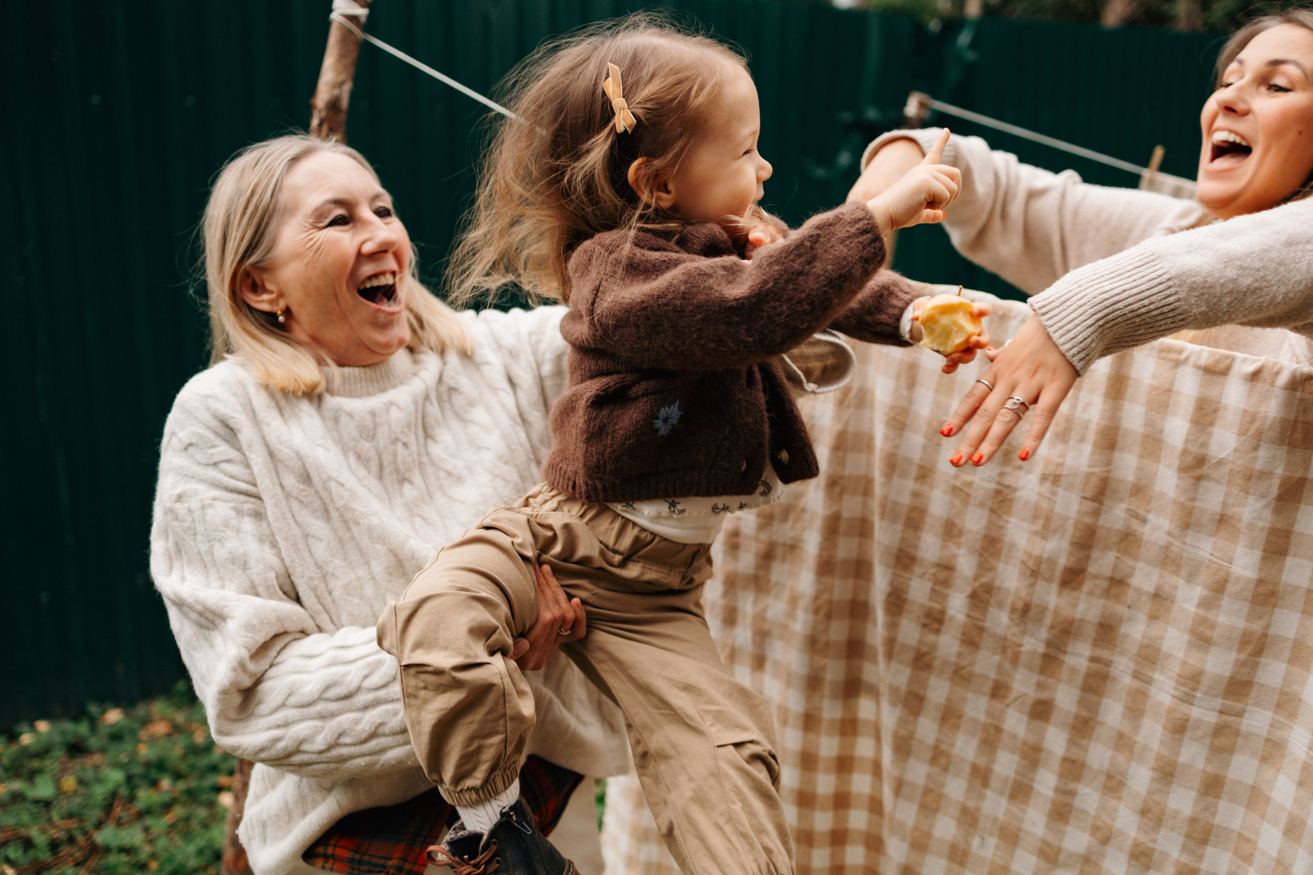 Осень в ладошках мамы. Ваш фотограф