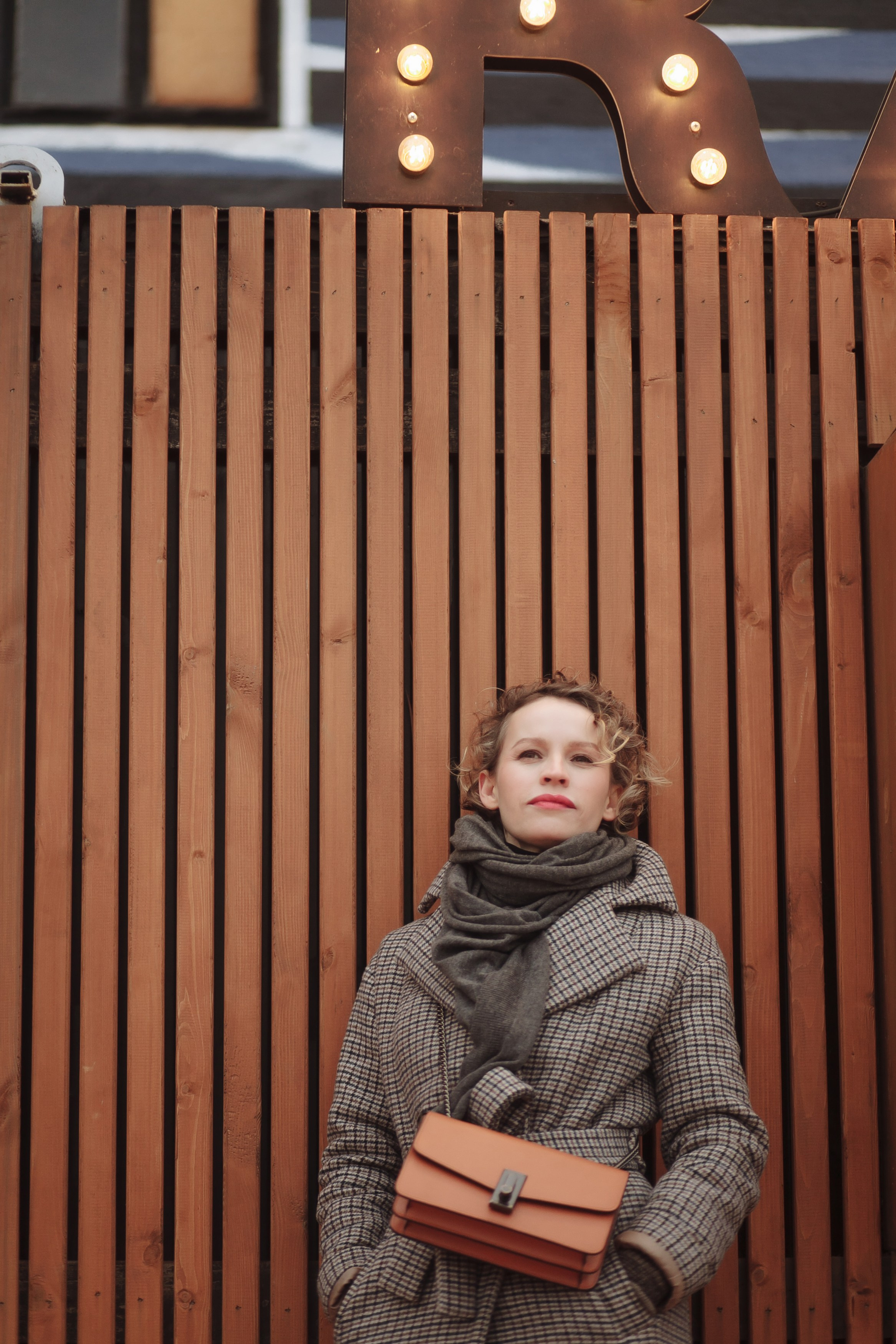 Лена, ноябрьский ветер и залив. Семейный фотограф, свадебный фотограф, женский портрет в Санкт-Петербу