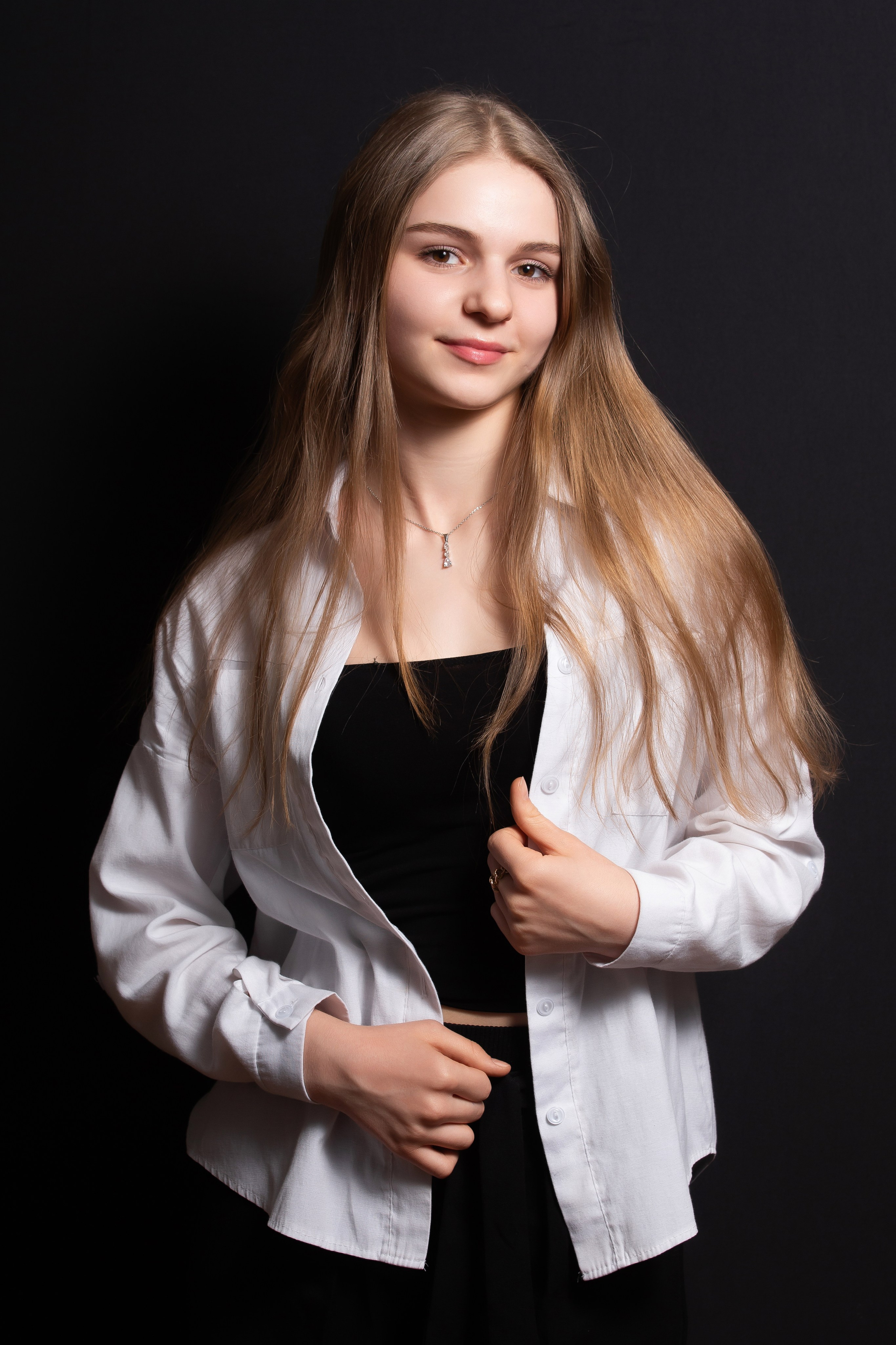 Портретная фотосессия для учеников 9 класса на чёрном фоне | Школьный фотограф Николай Богатырёв | Твой альбом / Твои правила. ТВОЙ АЛЬБОМ / ТВОИ ПРАВИЛА