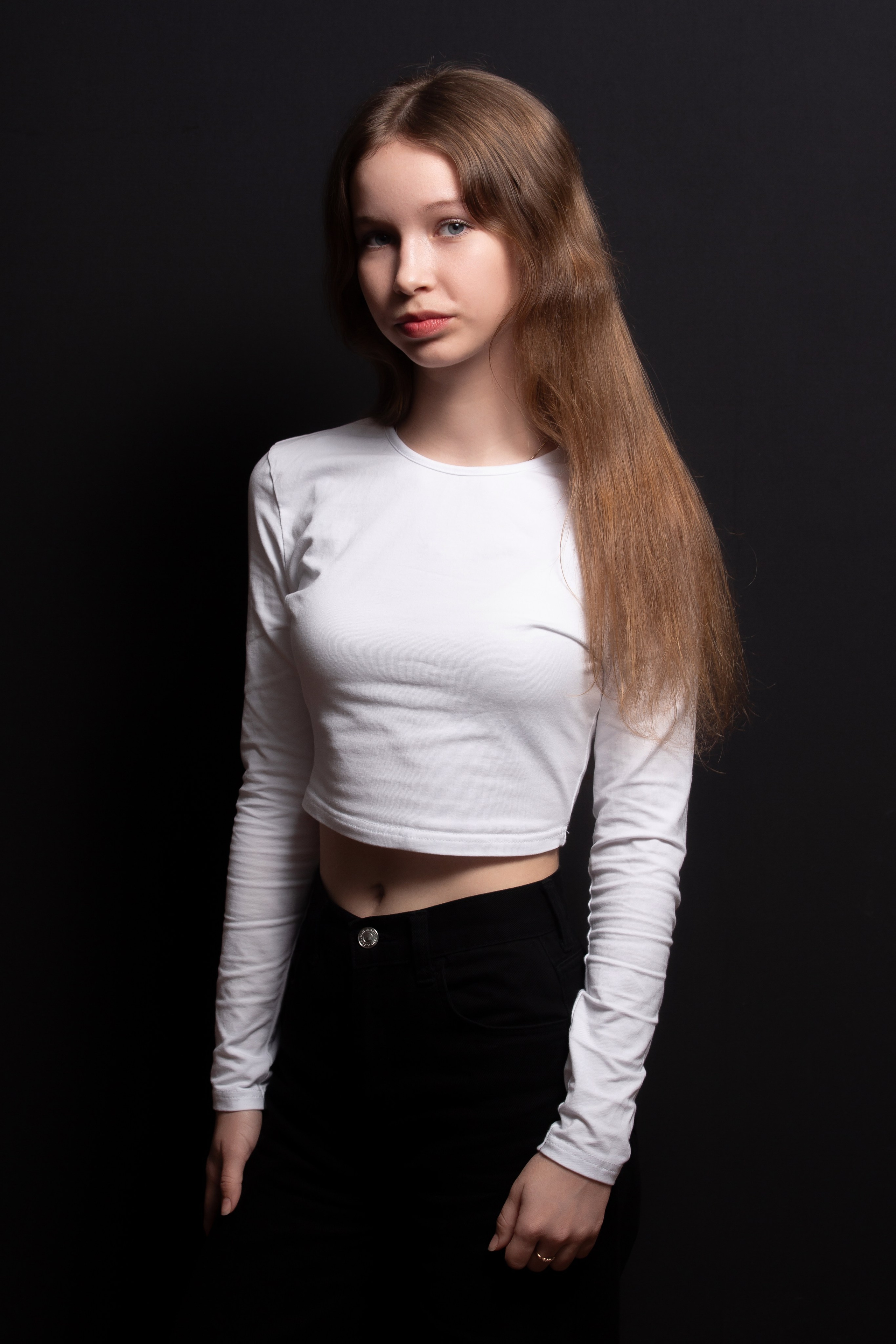 Портретная фотосессия для учеников 9 класса на чёрном фоне | Школьный фотограф Николай Богатырёв | Твой альбом / Твои правила. ТВОЙ АЛЬБОМ / ТВОИ ПРАВИЛА