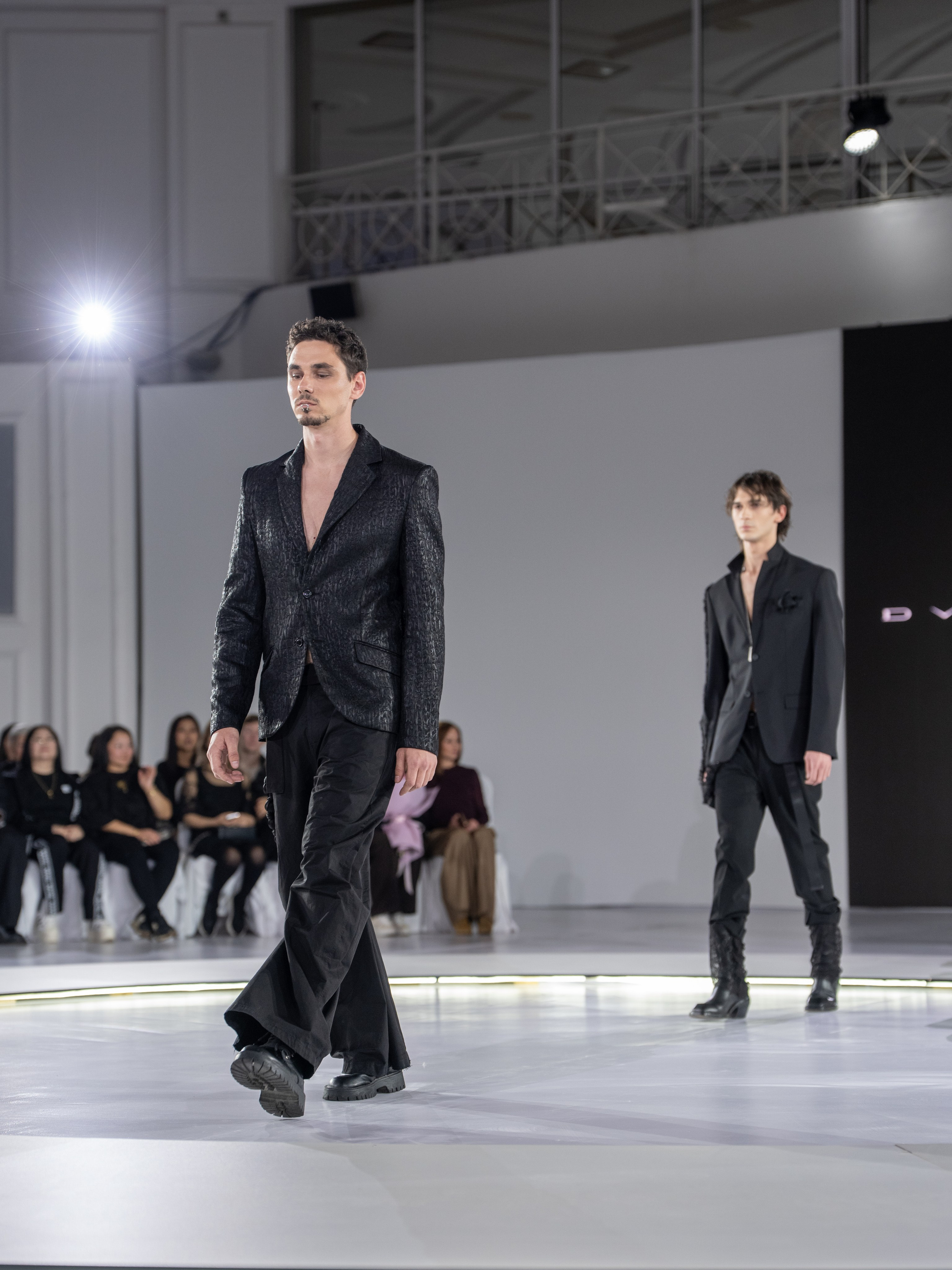 Дизайн DVALI. Сайт Алматинского НЮ АРТ, будуар и фэшн фотографа Дениса Карпенко