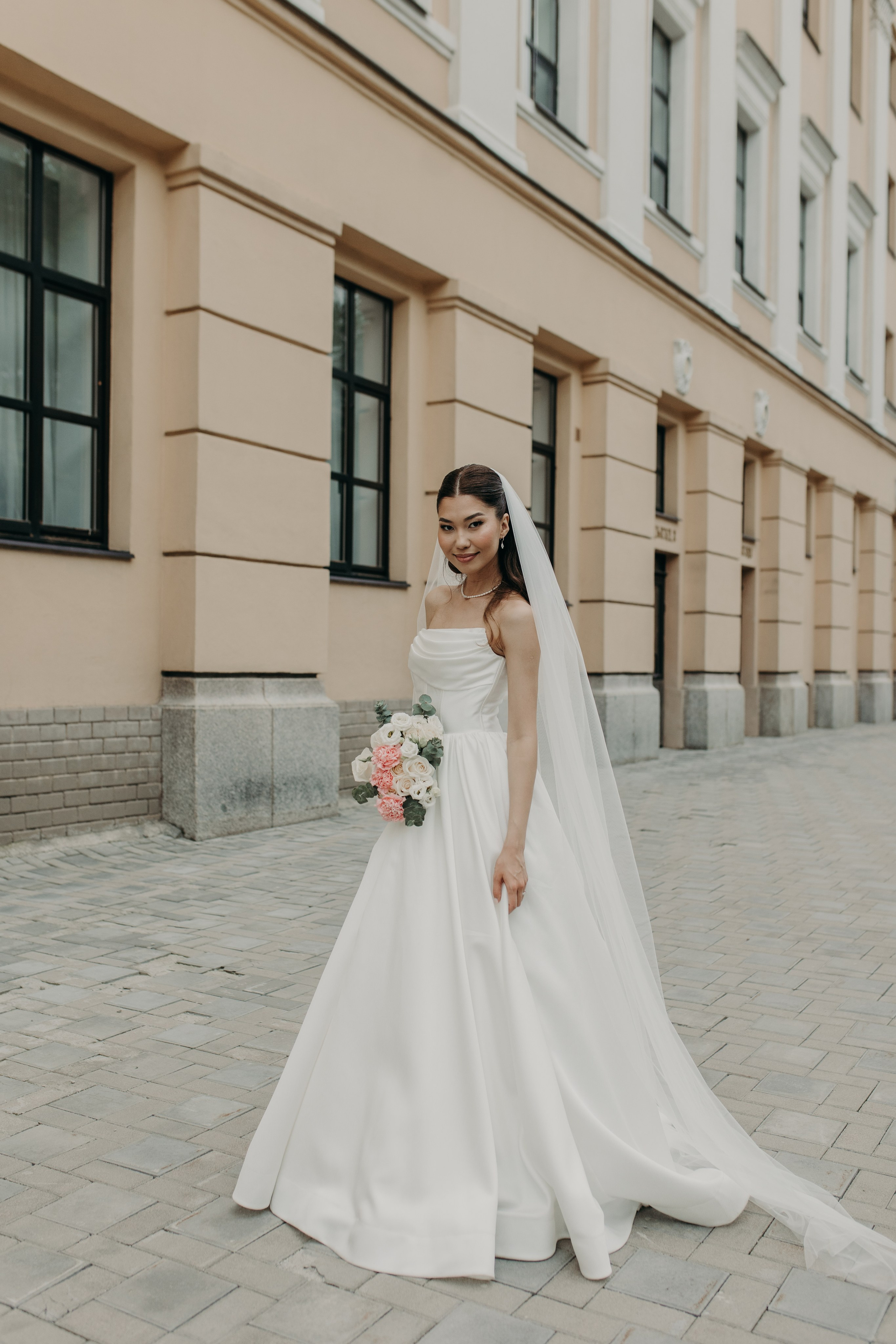 Прогулка и два бокала игристого…. Свадебный и семейный фотограф в Алматы Laura Dosmann