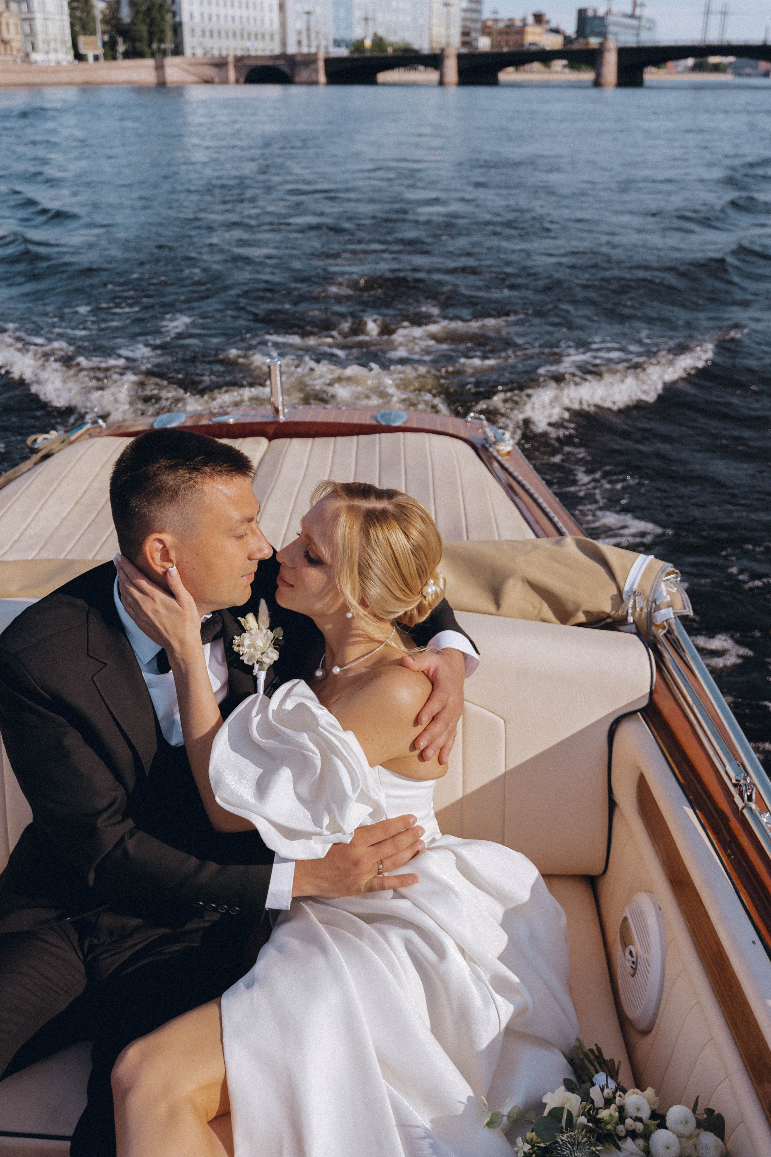 СВАДЕНБНАЯ СЬЕМКА НА КАТЕРЕ ПО КАНАЛАМ САНКТ-ПЕТЕРБУРГА И В АКВАТОРИИ НЕВЫ. Профессиональный фотограф, Санкт-Петербург — Виктория Богомолова
