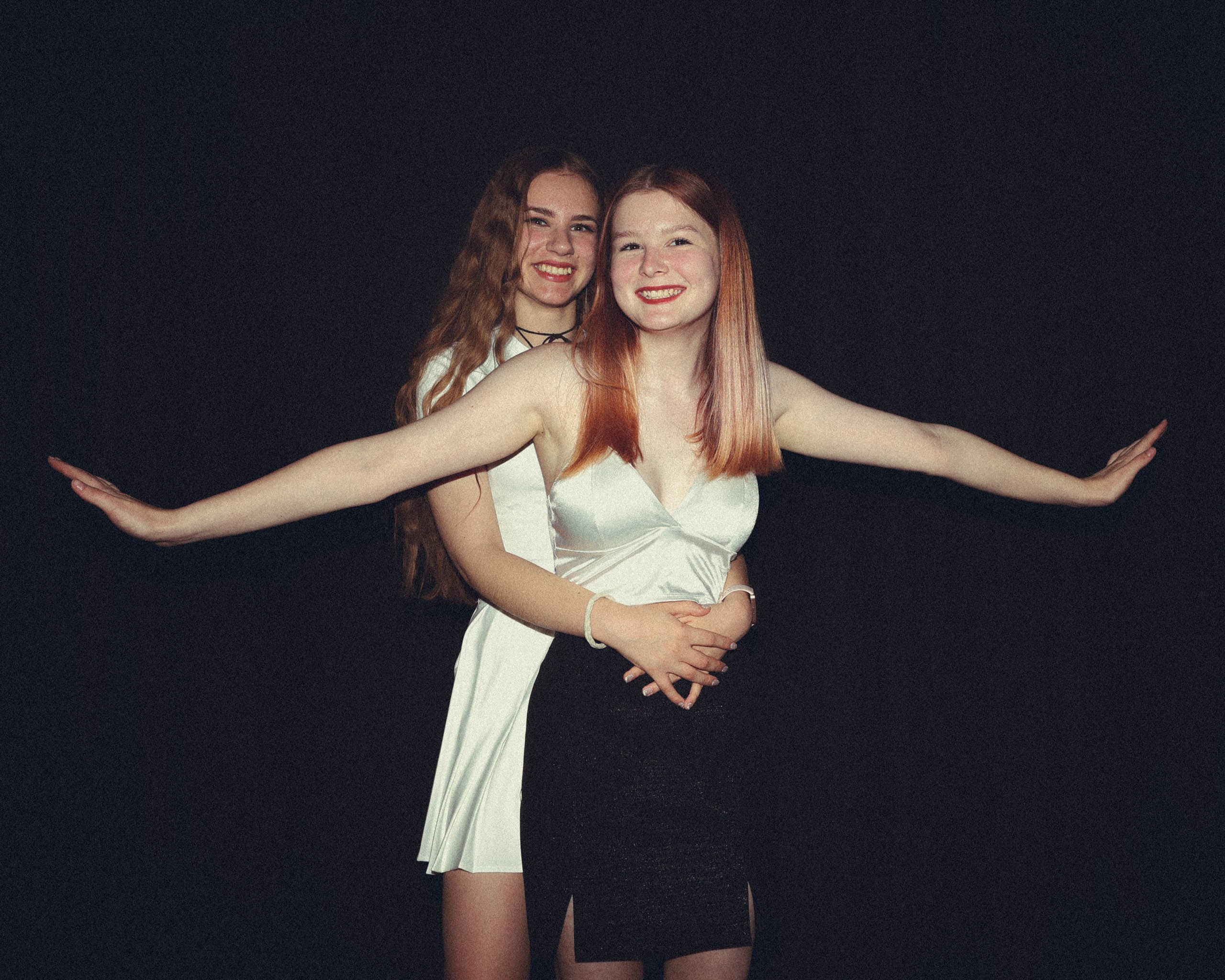 Две девицы. Фотомастерская Андрея Закоморного