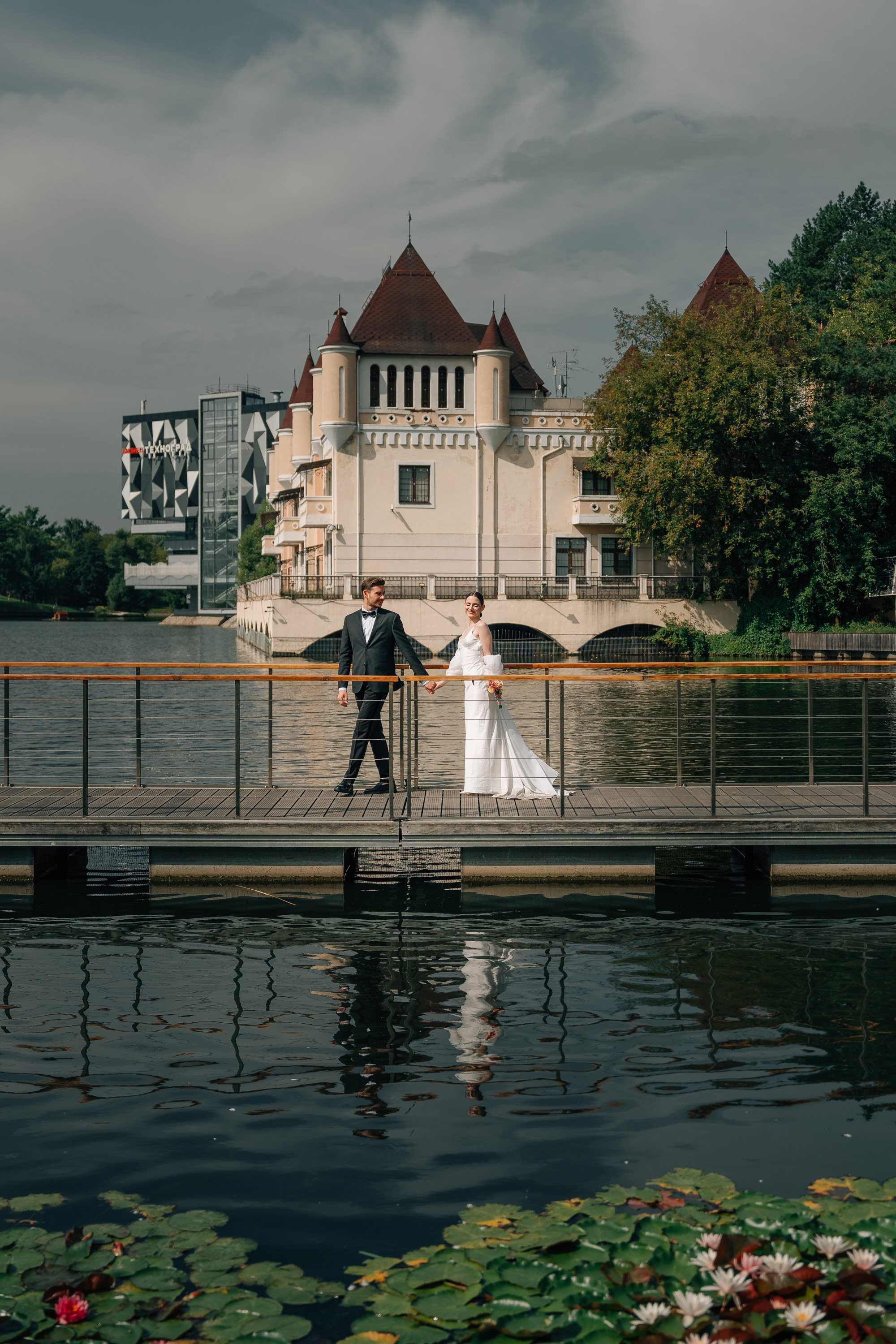 Свадебная фотосессия на ВДНХ в Москве — романтичная прогулка