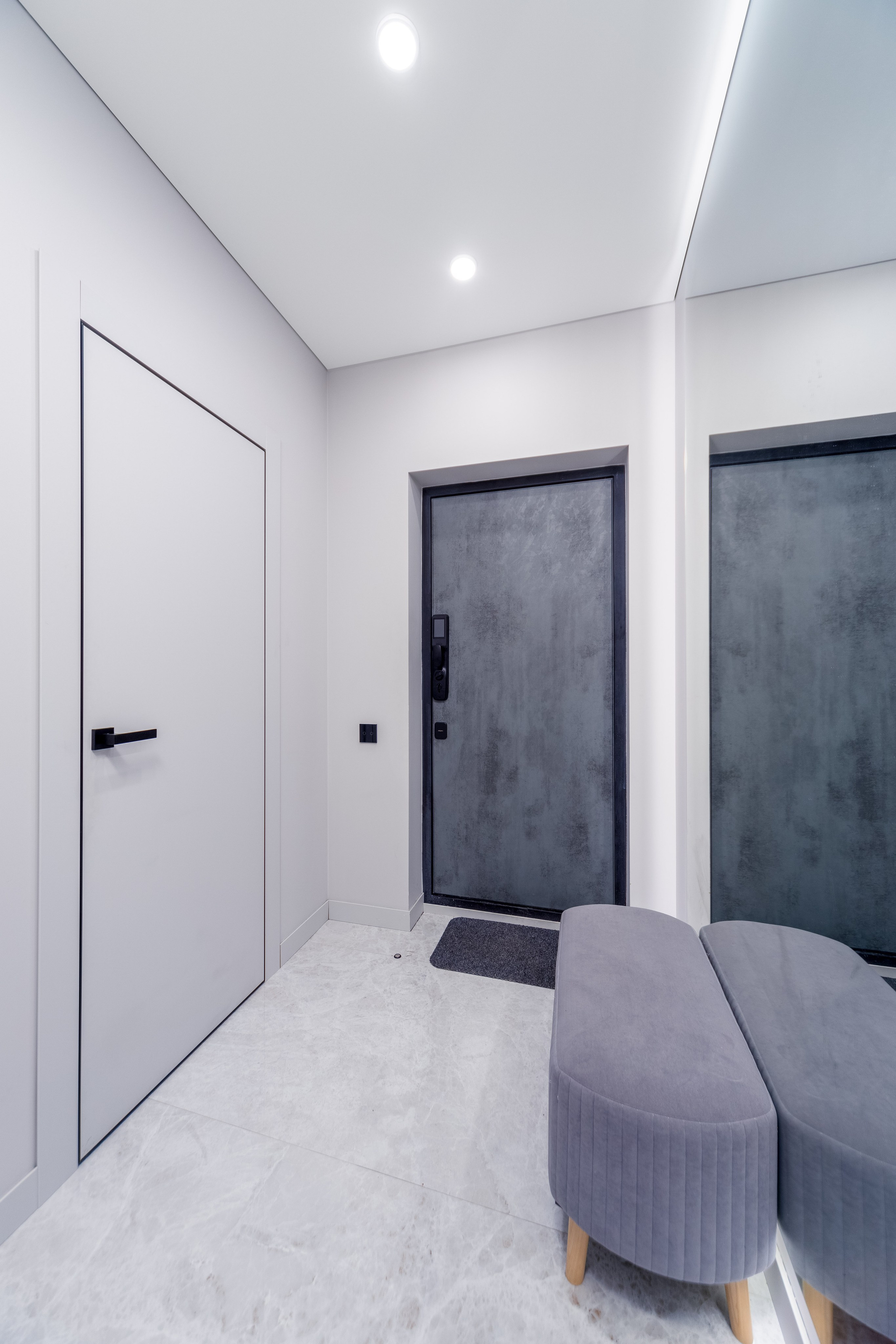 Фото интерьера прихожей в трехкомнатной квартире в ЖК Минск Мир