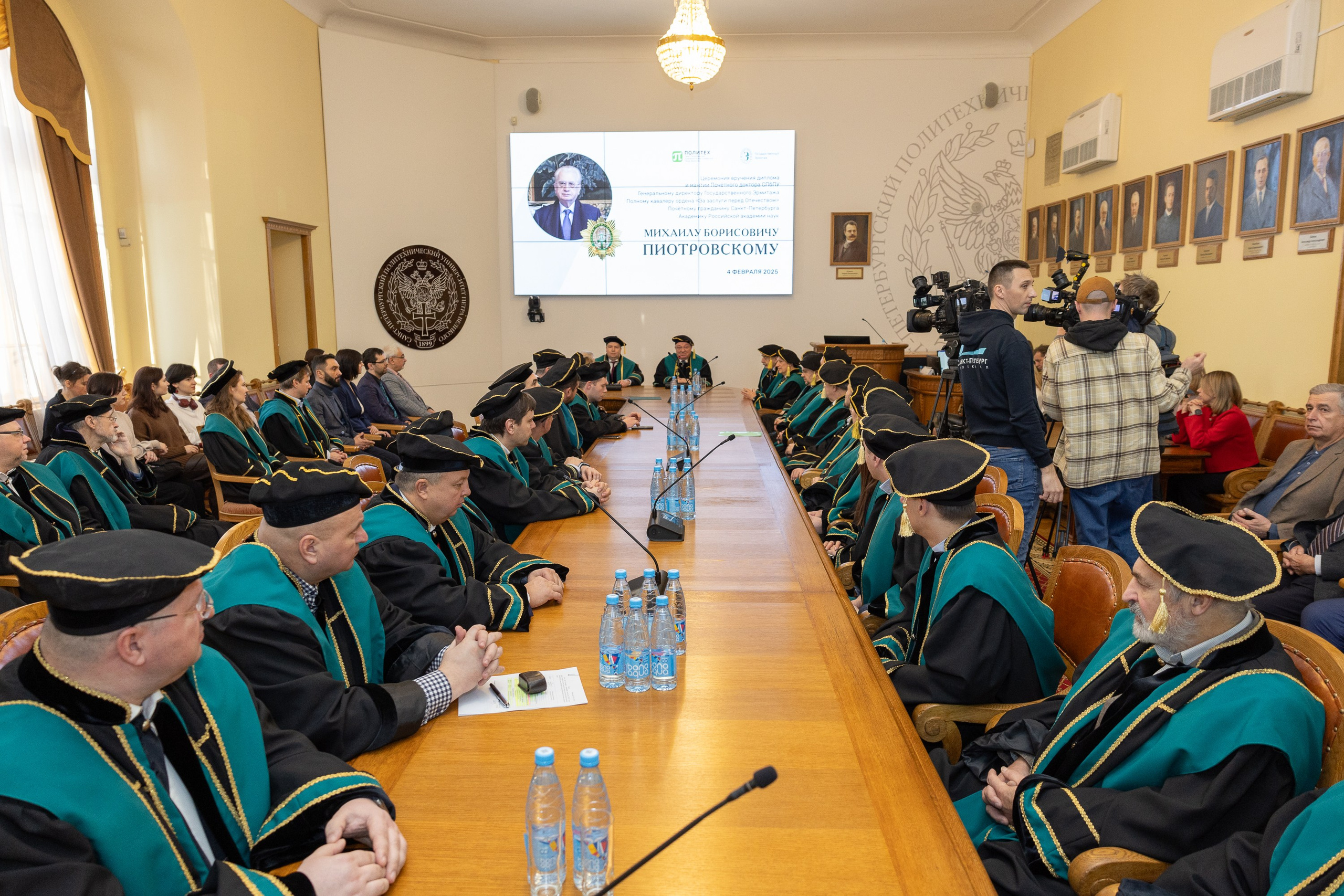 Вручения Мантия Почётного доктора директору Эрмитажа Михаилу Пиотровскому. Cup of Bib