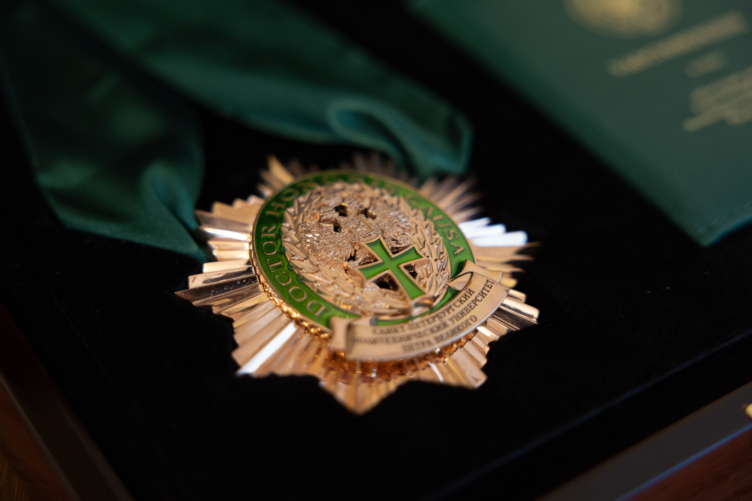 Вручения Мантия Почётного доктора директору Эрмитажа Михаилу Пиотровскому. Cup of Bib