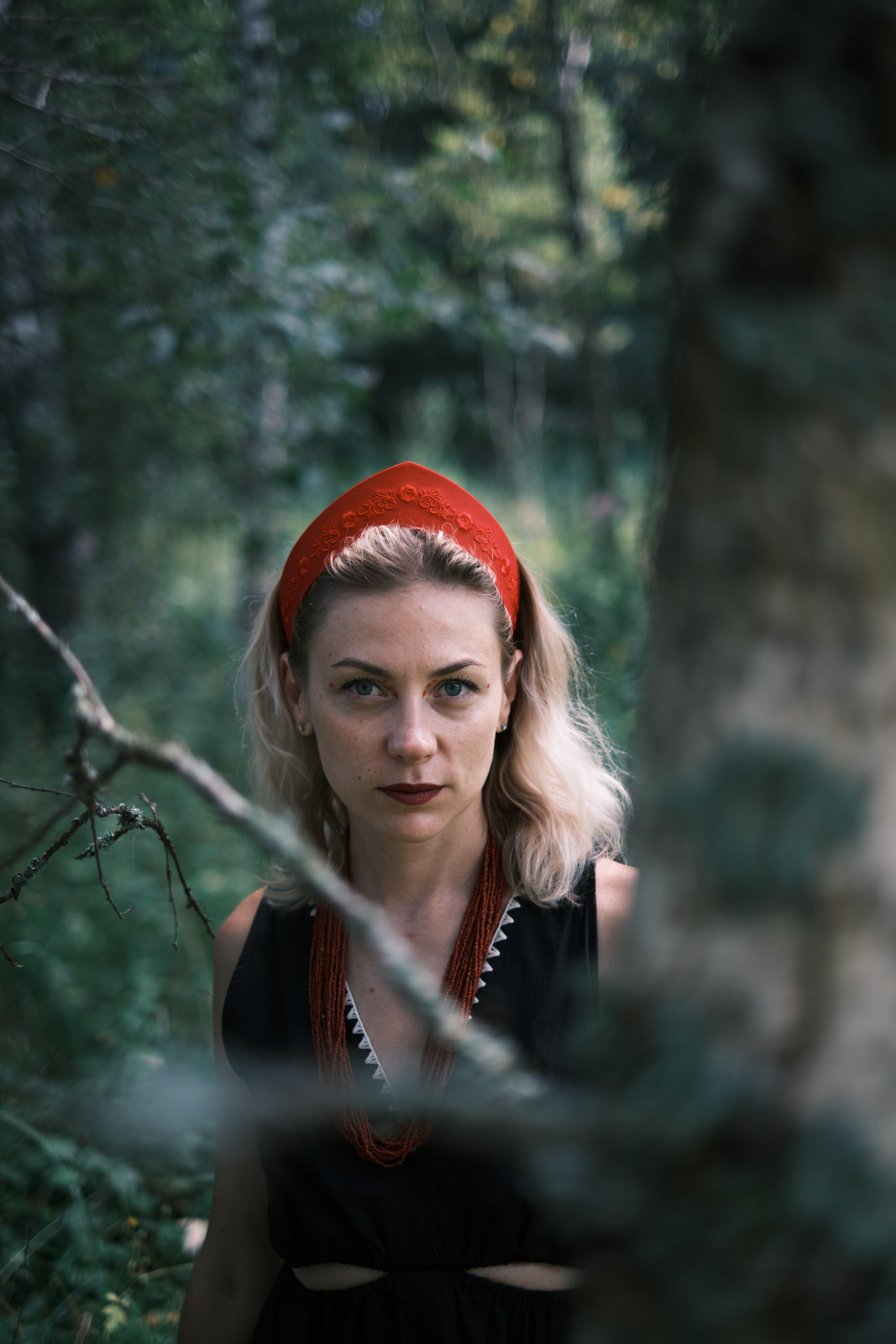 Девушка блондинка с красным кокошником