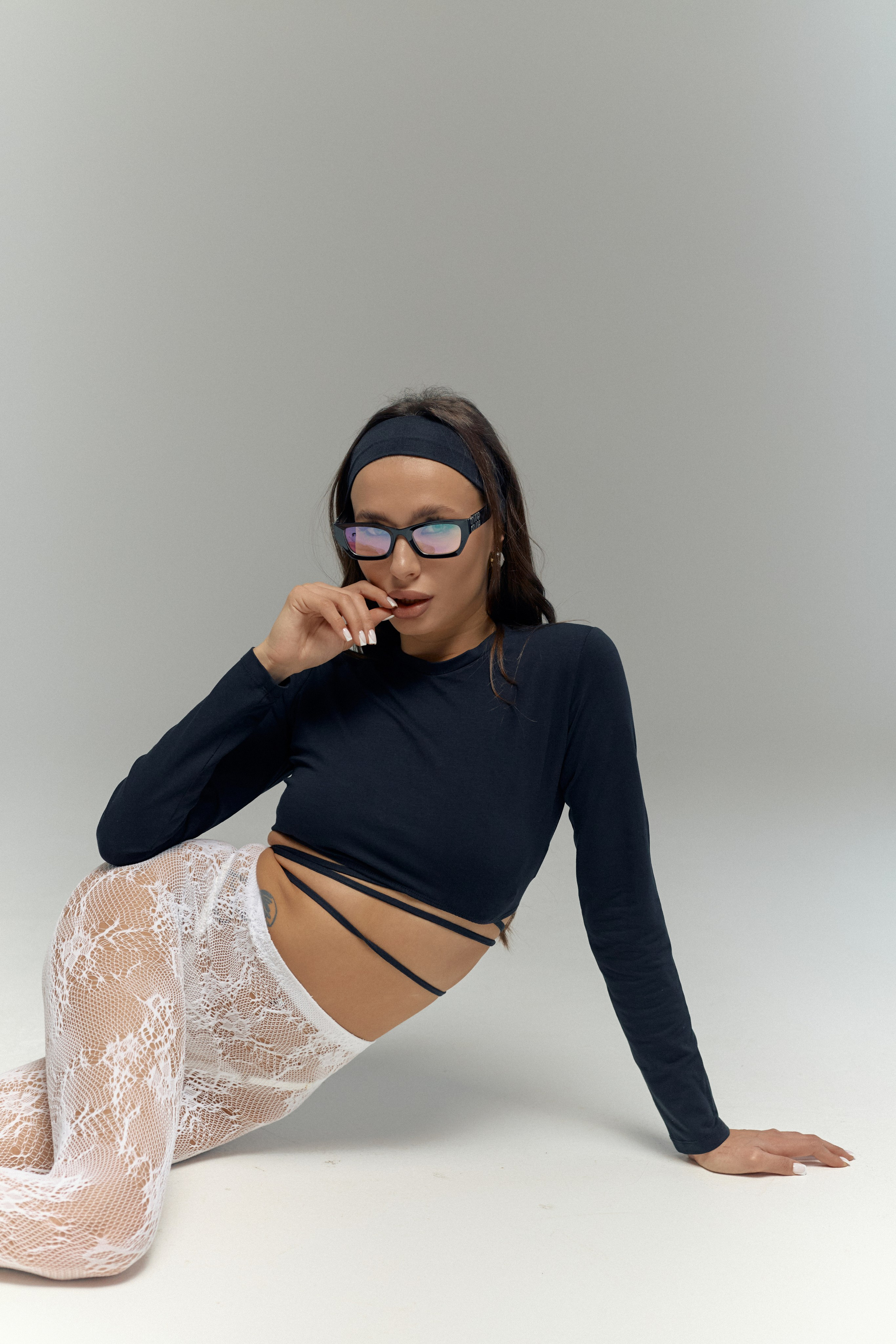 позы для фотосесии в студии для девушек