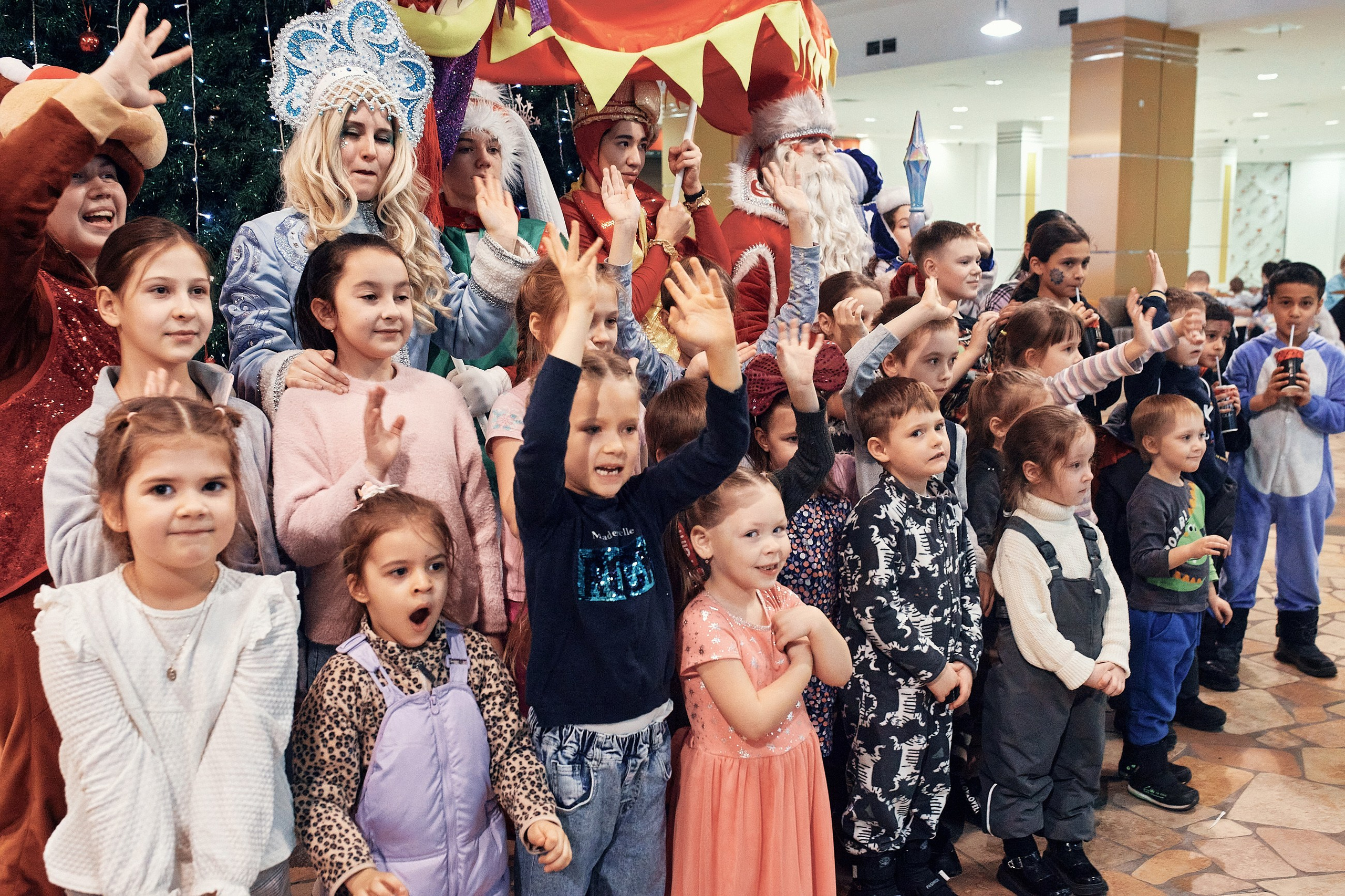Детский новогодний праздник в ТЦ Июнь. Семейный и репортажной фотограф в Красноярске и Москве Виктор Бабинцев