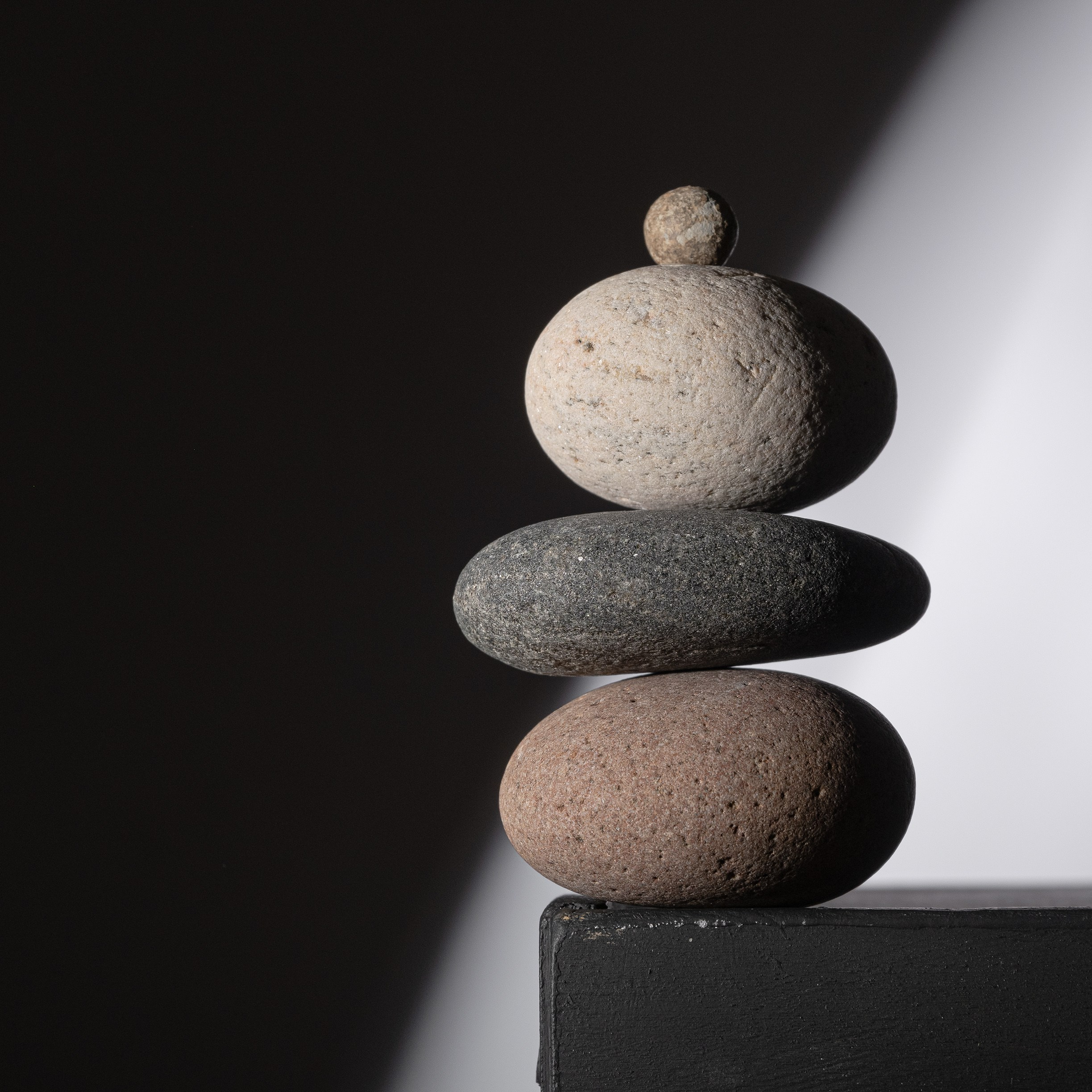 Фотографический натюрморт с камнями.