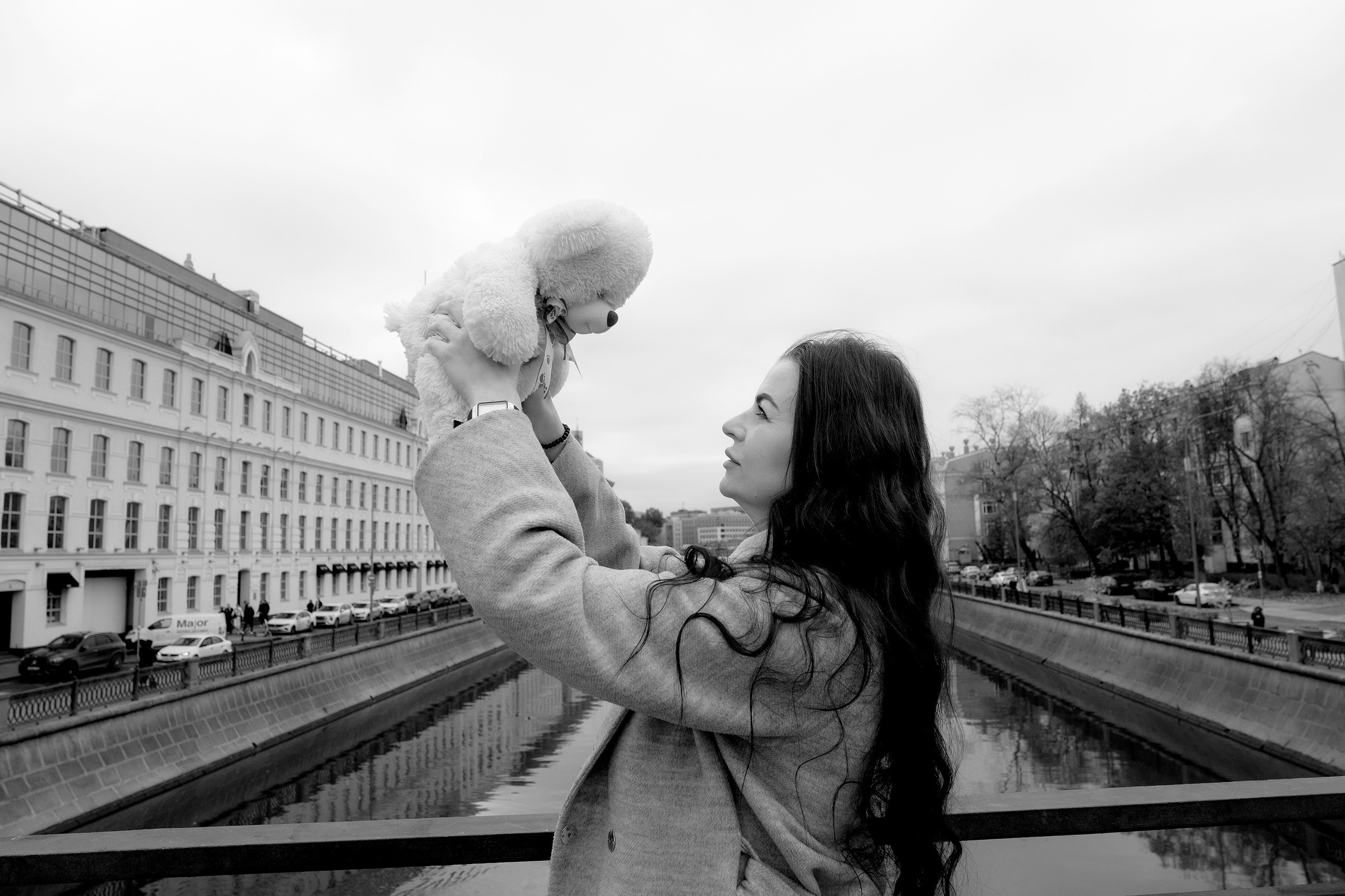 Фотосессия с игрушкой. Плюшевый медведь. Женская фотосессия, прогулка по городу.Фотосессия в Москве. Девушка с игрушкой