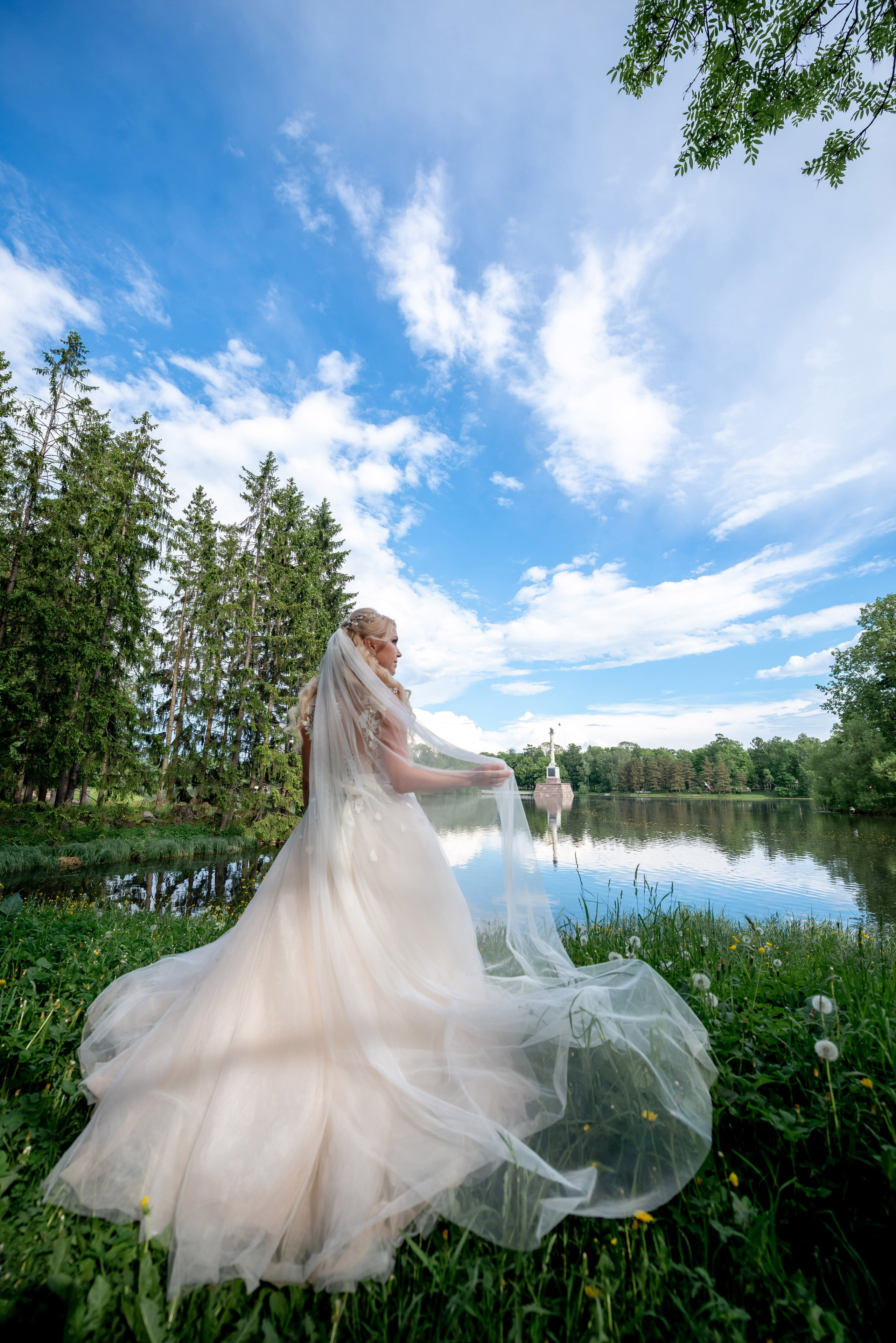 Евгения (фотосессия с малиновым chevrolet camaro, в сирени в Пушкине в Екатерининском парке). Портретный, семейный и свадебный фотограф в Санкт-Петербурге и в Пушкине Ширяев Денис