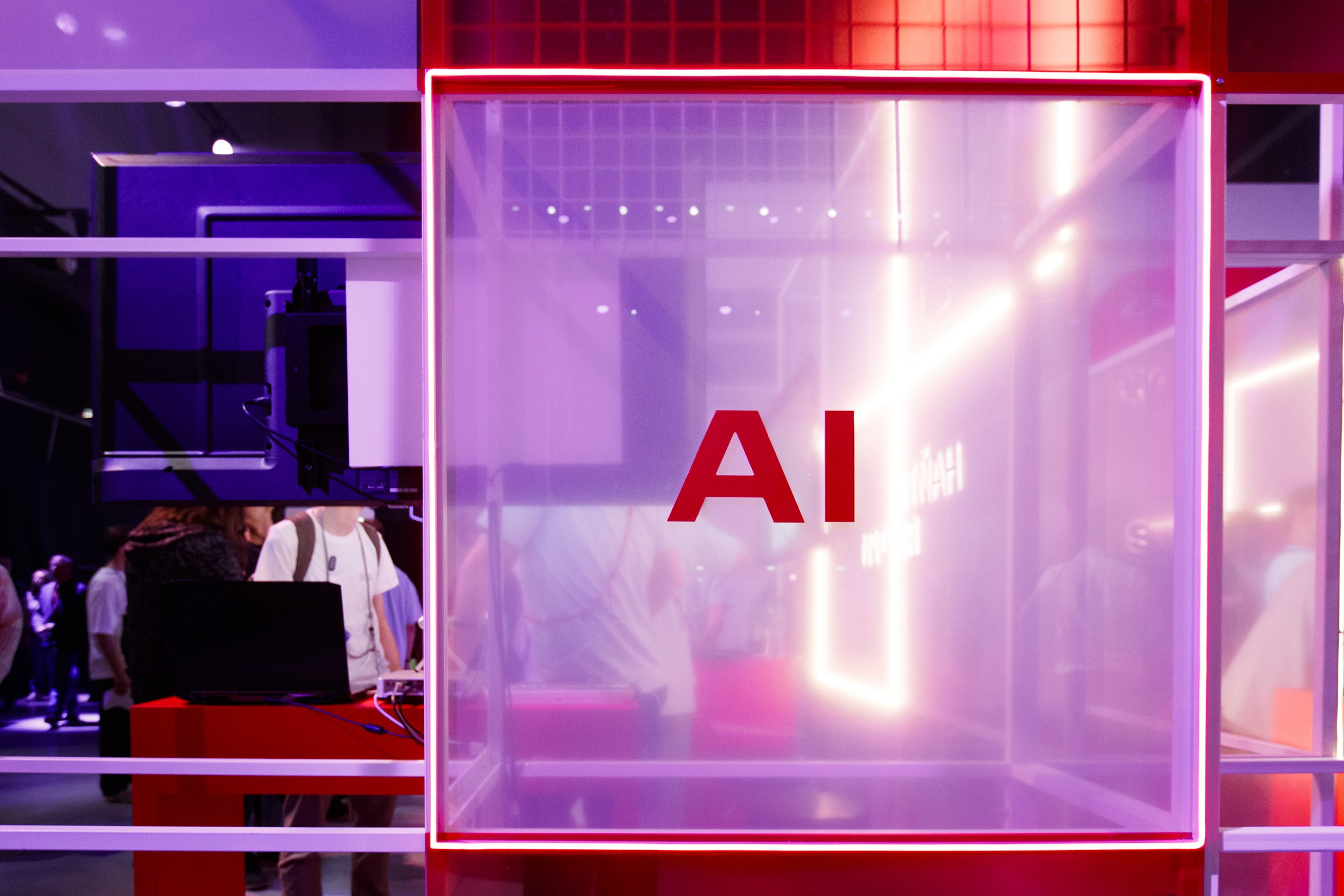 Съемка брендированной зоны с инсталляцией «AI», акцент на тематике искусственного интеллекта.