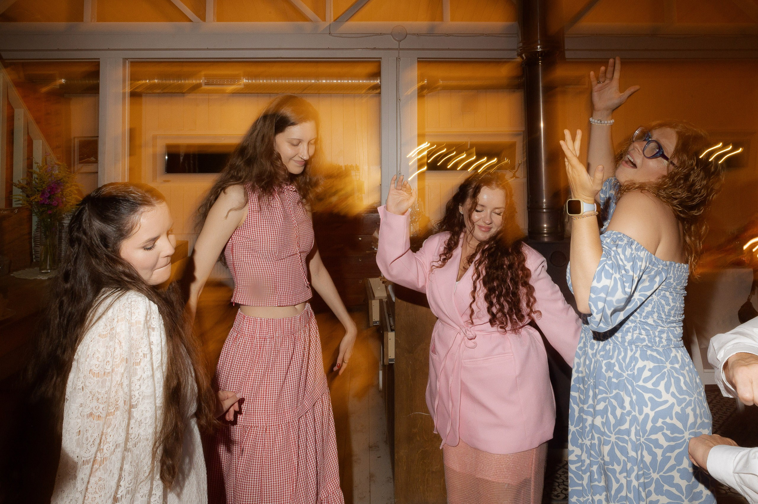 Зеленая тропа, уютная свадьба под дождем. Афина Ефимова. Свадебный фотограф Москва