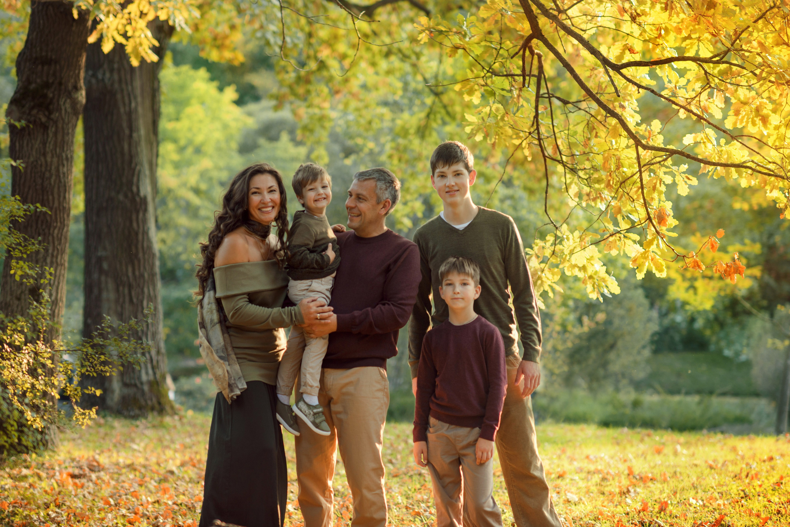 Family photo shoot , walk in the autumn park, family and golden fall (Photographer in Edinburgh Elena Carruthers)